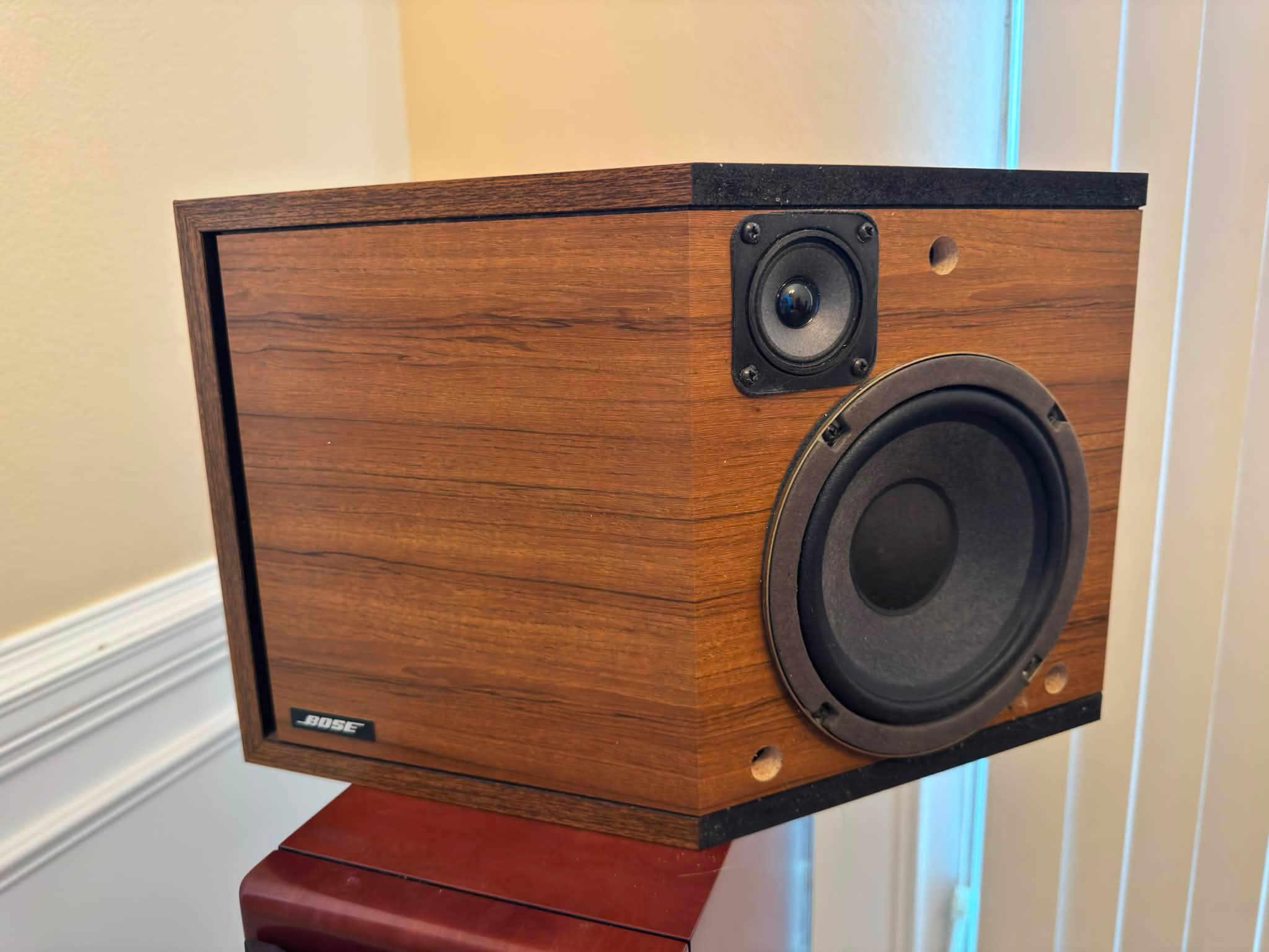 The Bose 201 Series II speakers are vintage, compact bookshelf