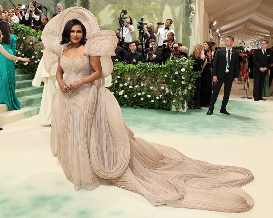 mindy kaling green dress arrived at the #ActorAwards looking striking and sparkly in a peak-a-boo LBD. See her daring look at the link below ⬇️ SHOP/DRESSES/GOWNS