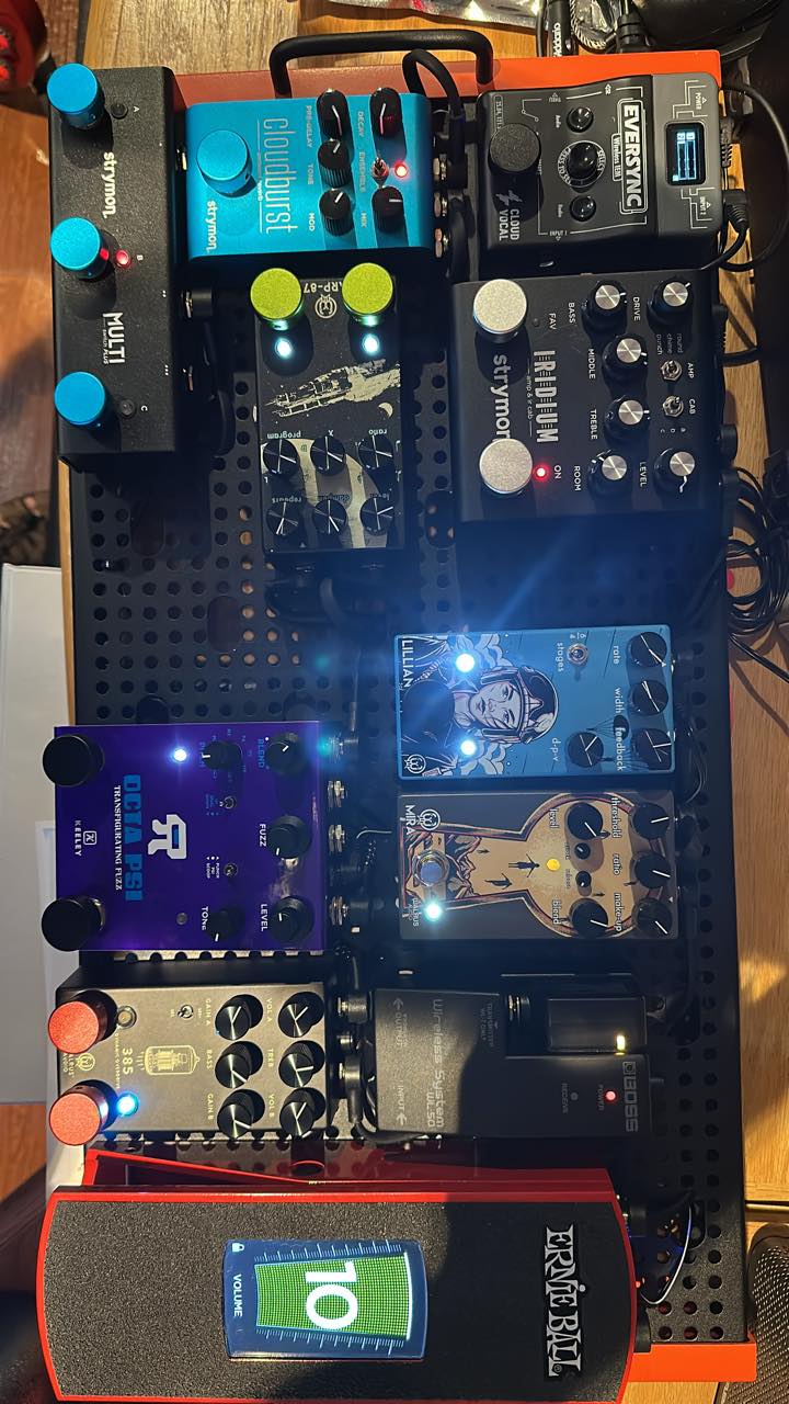 Walrus Audio 385 overdrive on pedalboard