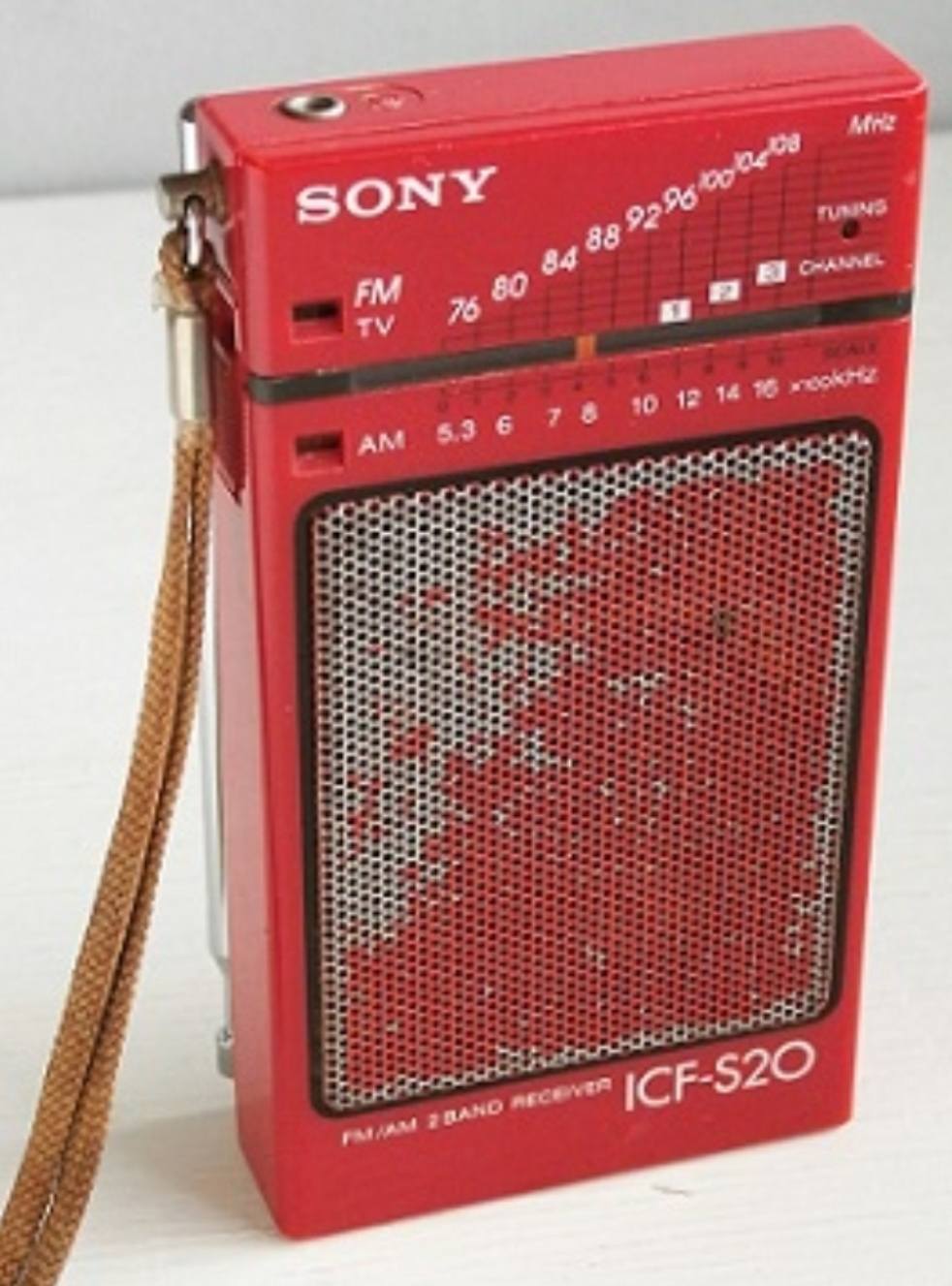 レトロ　SONY ICF-S20 FM/AMラジオ 赤 サイレントヒル Sony ICF-S20 portable radio from 1983 in Silent Hill