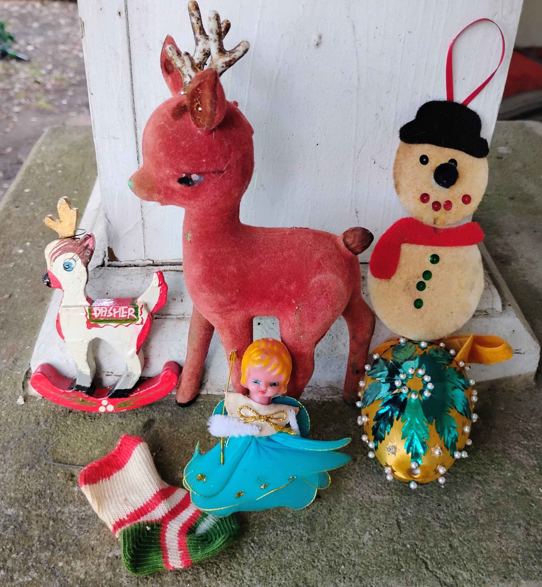 863 Vintage-style wooden and resin Christmas ornament collection