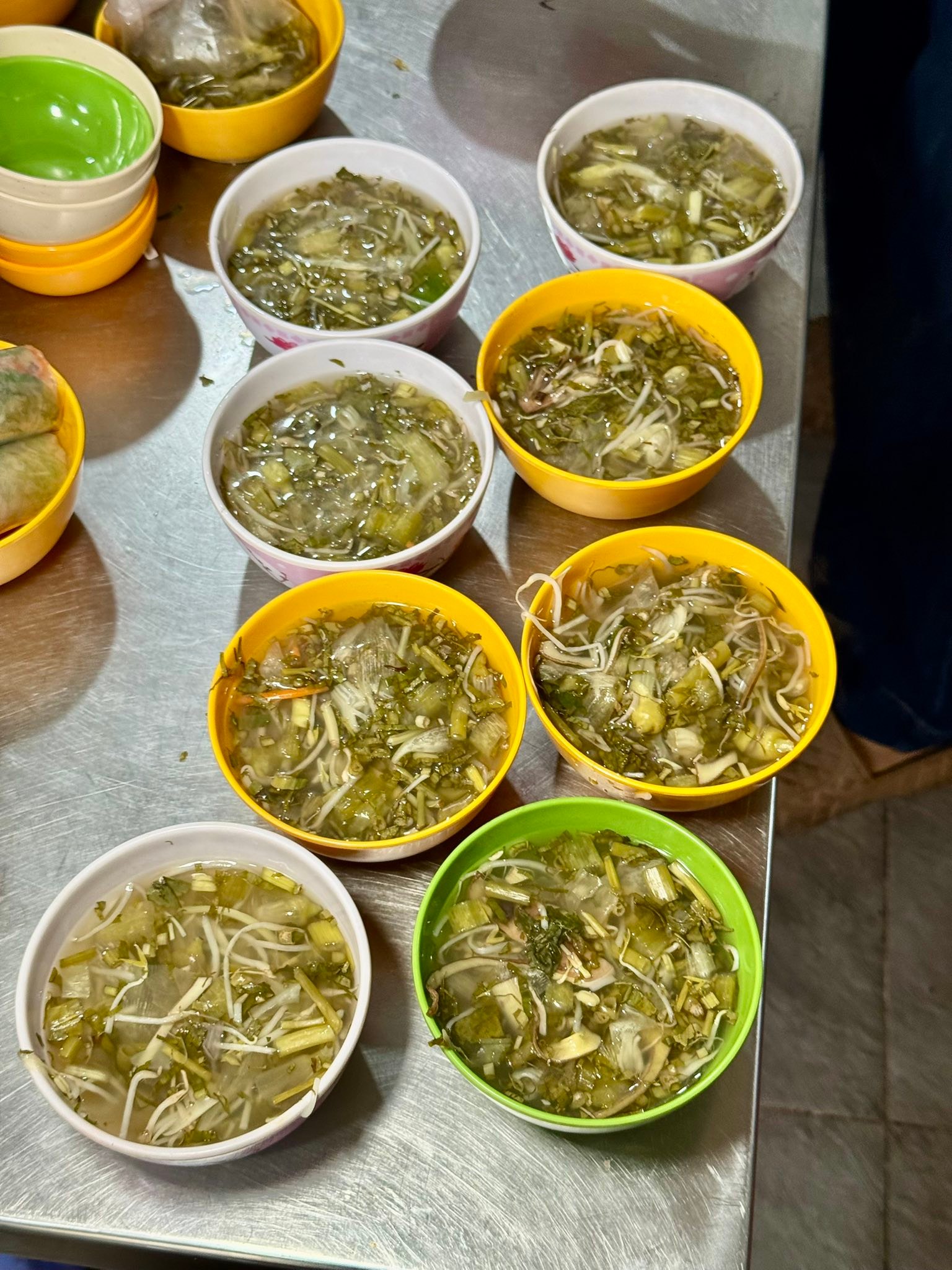 Dung - Chén canh chua nhiều rau được múc sẵn cho mọi người ăn cùng cơm ...