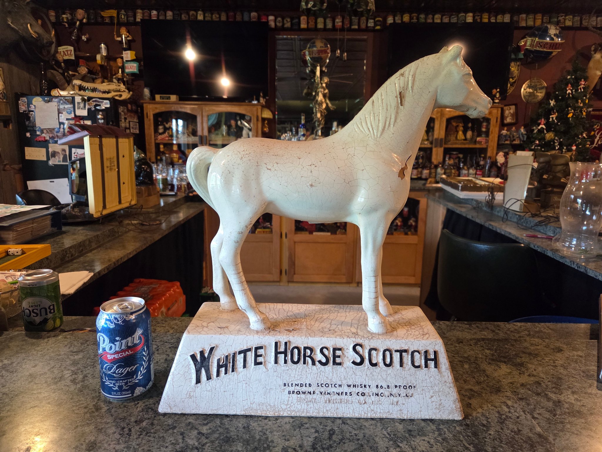 Vintage White Horse whisky statue. WIT HISI PERD AWHISK WHISK 