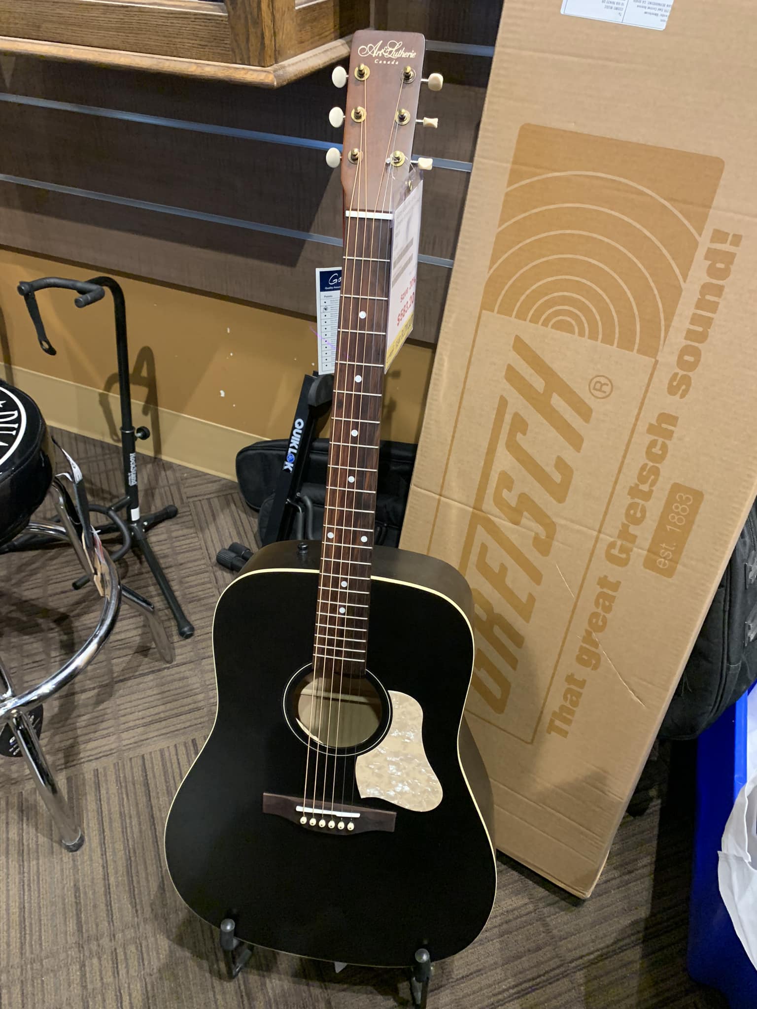 New Art & Lutherie Americana faded black guitar