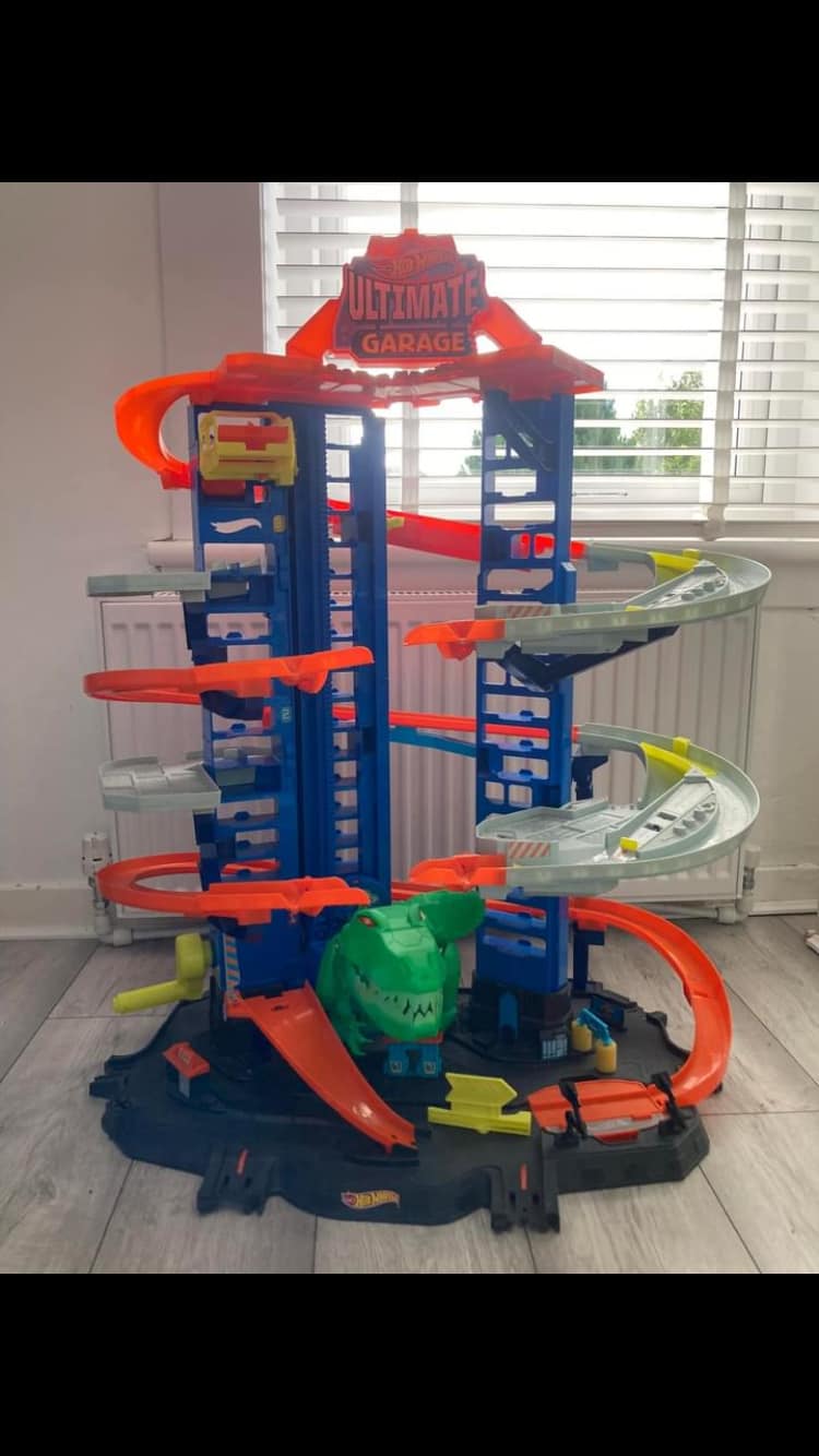 12 - Hot Wheels Stunt Garage with 16 cars and 2 track pieces £6