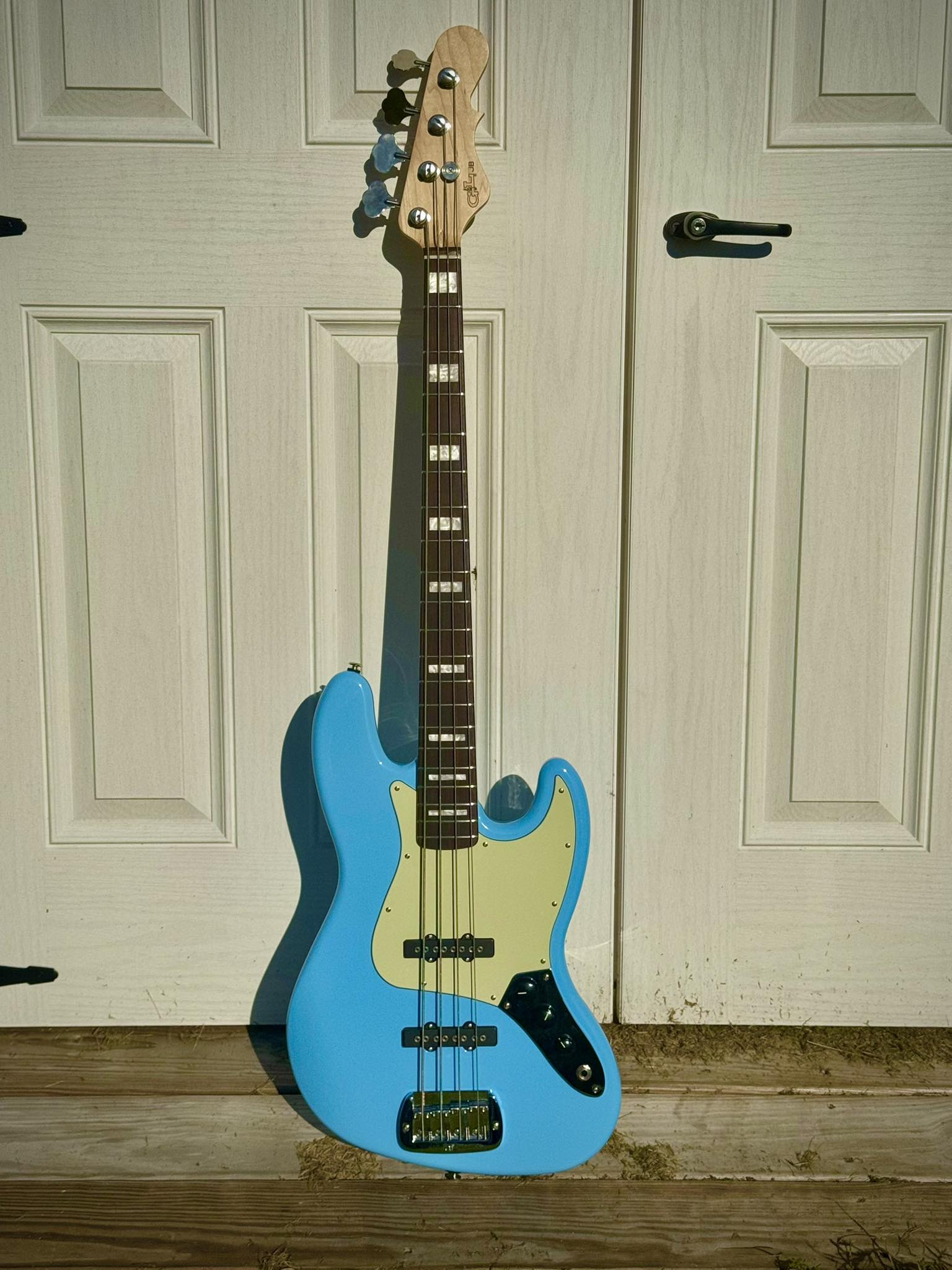Fullerton Deluxe JB MFD bass in Himalayan Blue