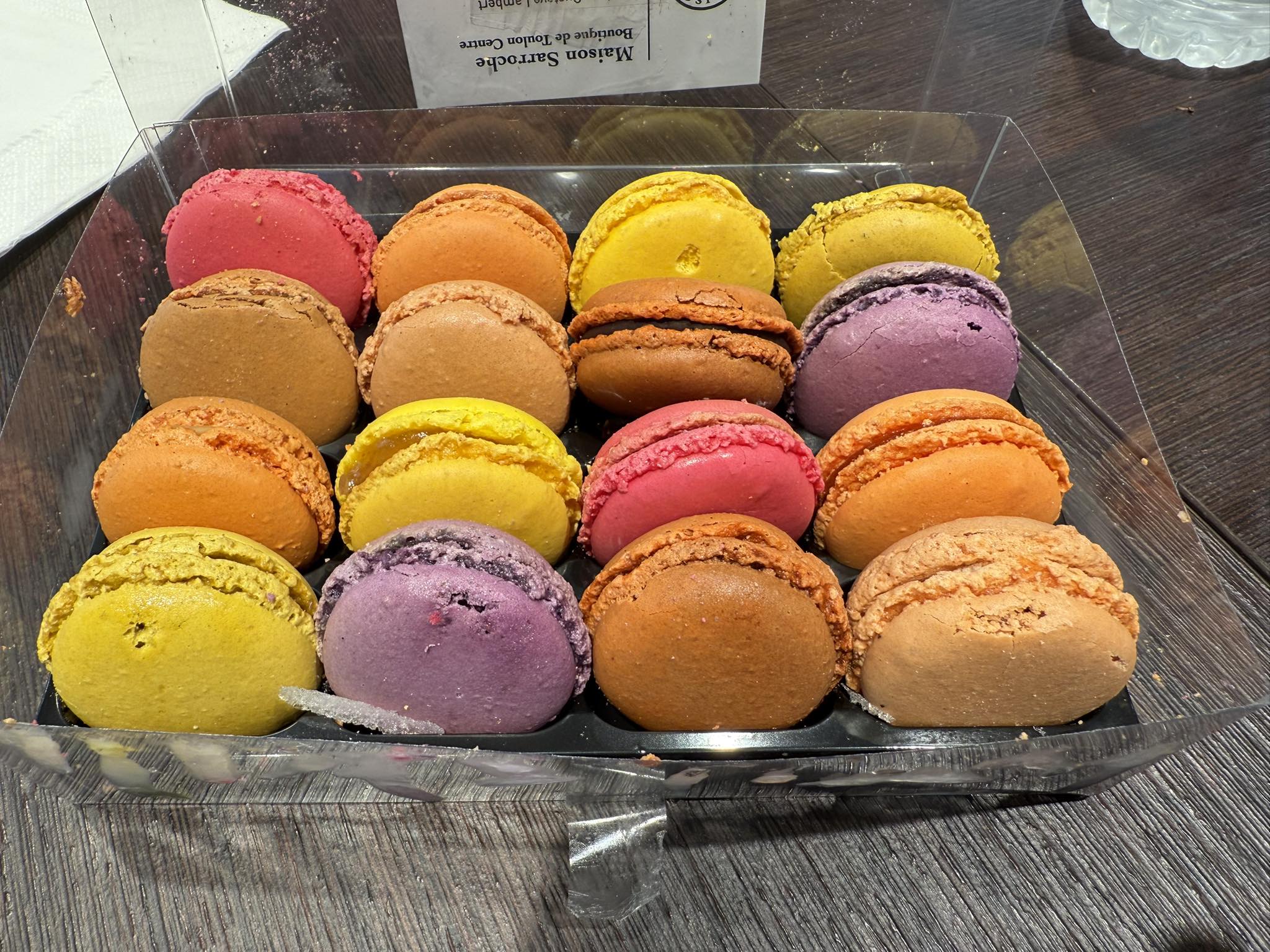 Macdonald's in Japan has macarons. マカロン マカロンチョコレート