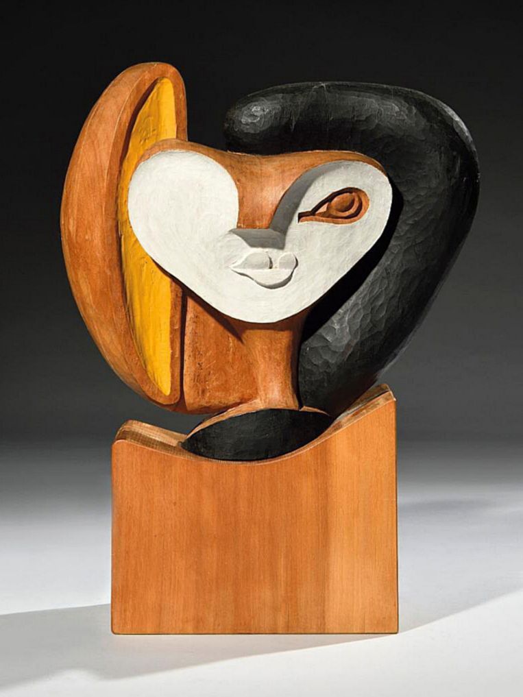 📷Le Corbusier with his wooden sculpture Femme (Woman), created in