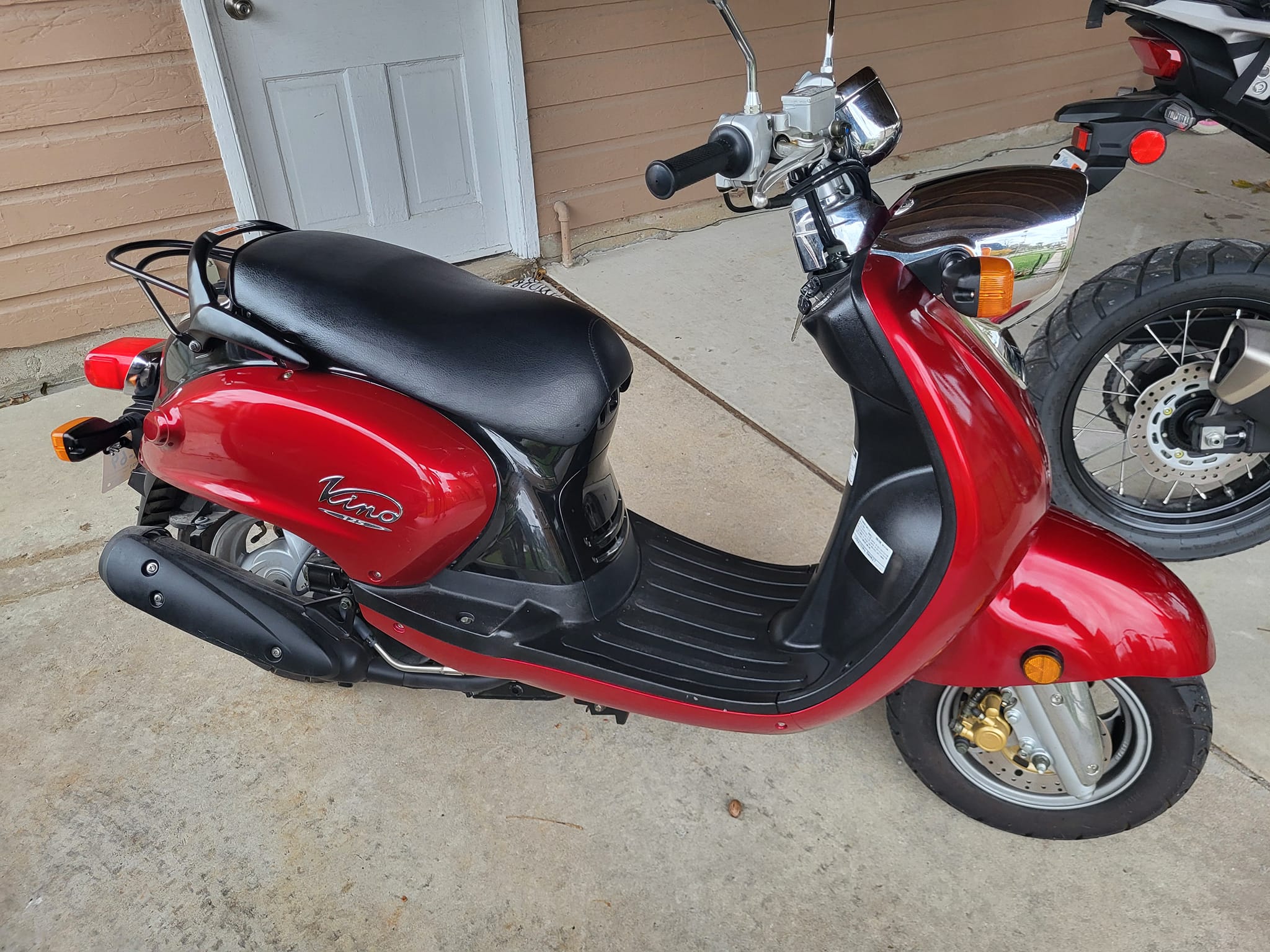 Does Yamaha Vino 125 have a 4-cycle motor and what year was it 