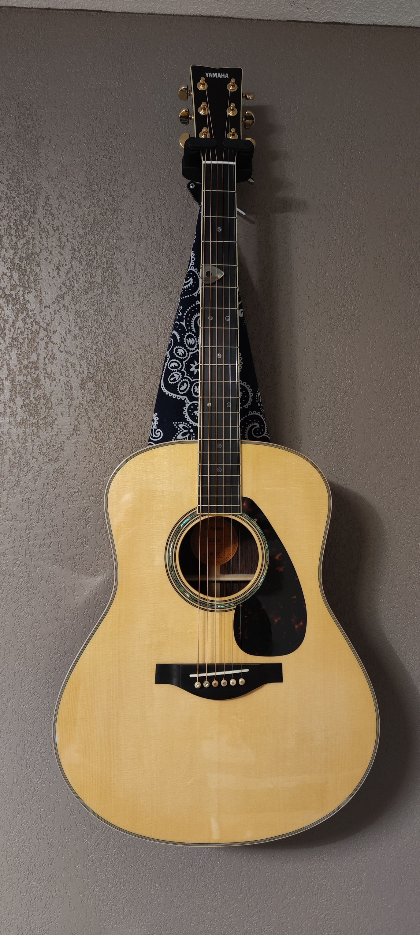 Yamaha LL16D Deluxe Guitar Hard Shell Case Inclusion