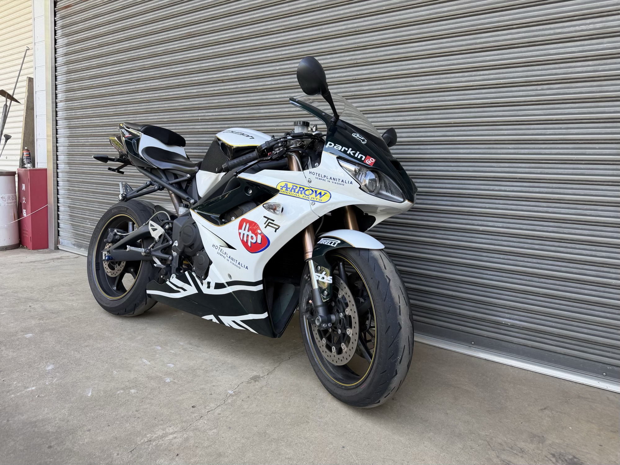 Triumph Daytona 675, starts and runs well, has a few scratches but