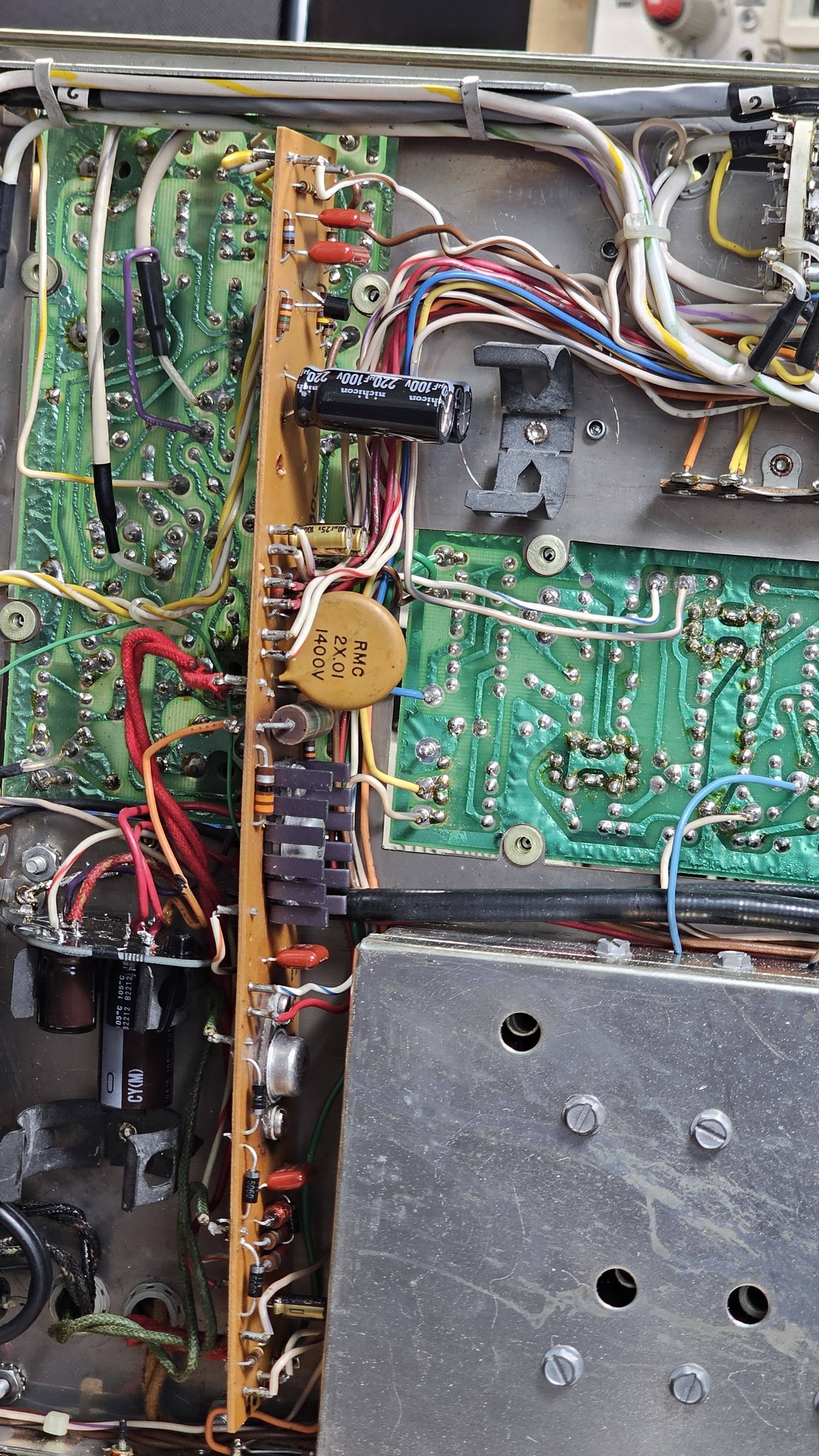 What causes low volume and distorted sound in XH-M190 with TPA3116