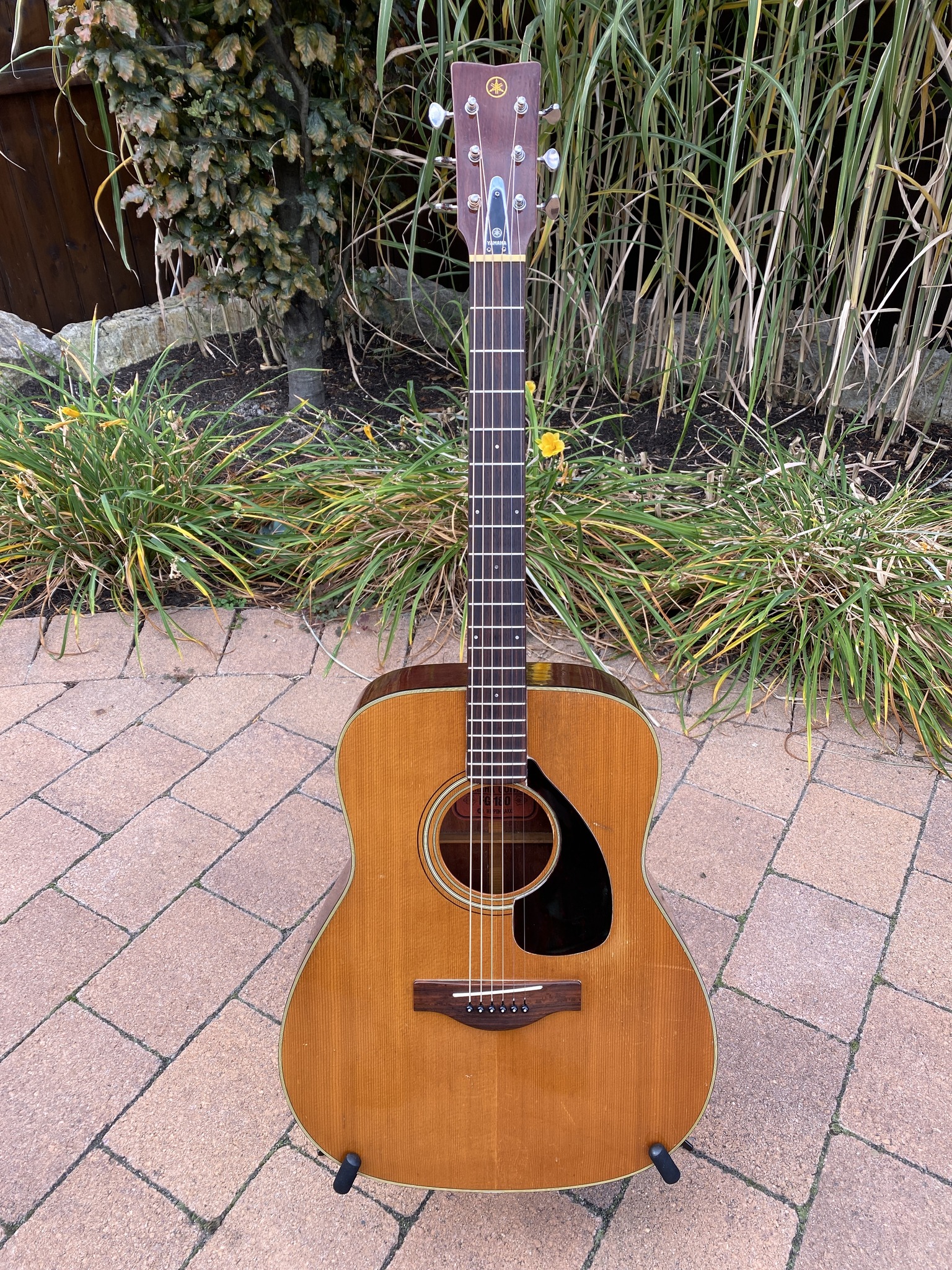 What are the differences in Yamaha FG-180 red label guitars from 