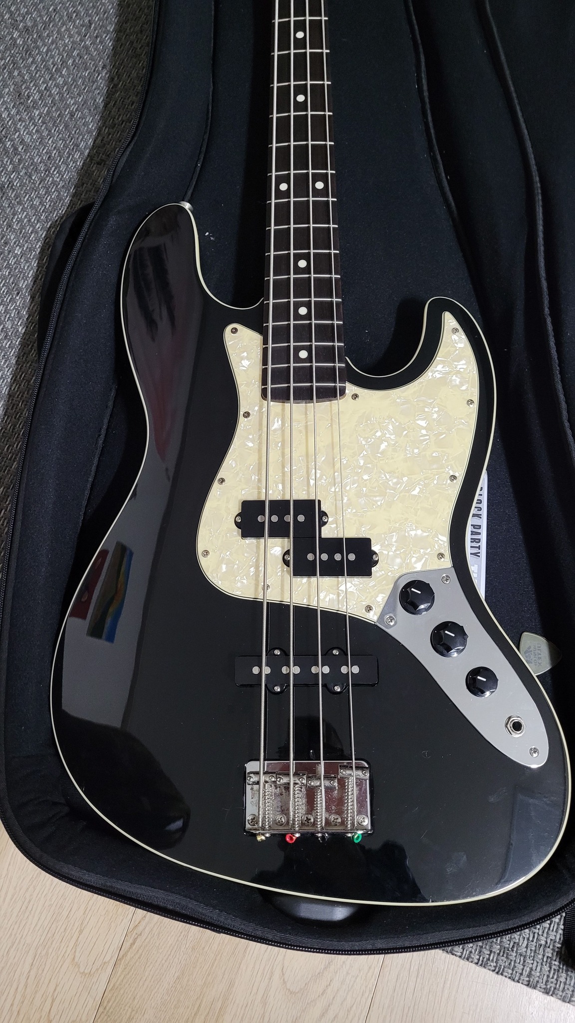Opinions about this bass.. It's a Fender Aerodyne Jazz Bass (2006