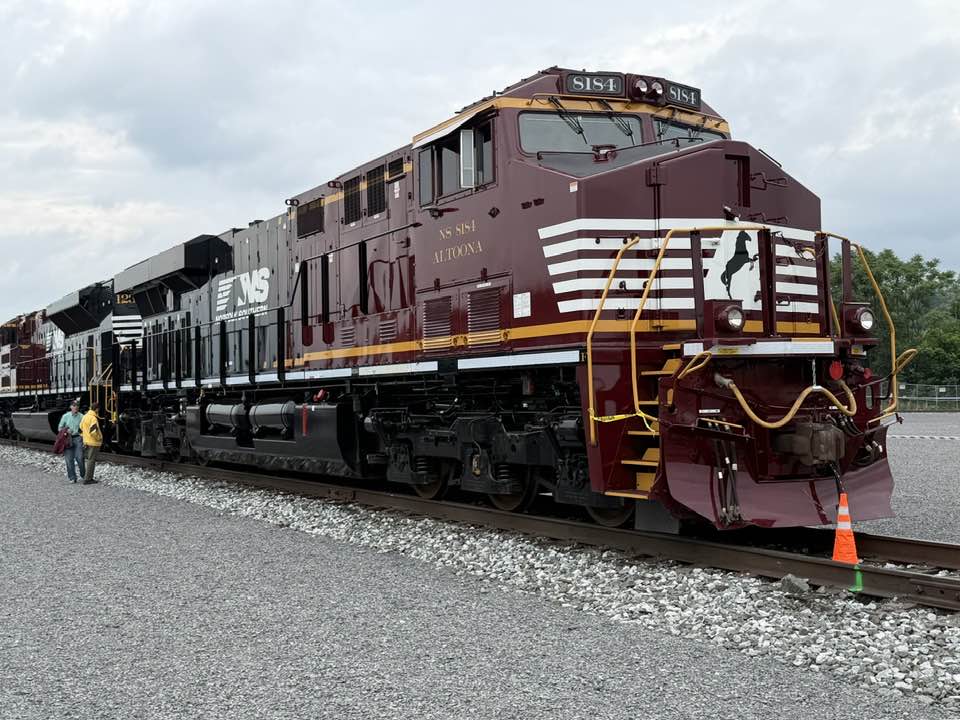 Some unique locomotives in Altoona! X4014 Biab 4014 4014 TRELE