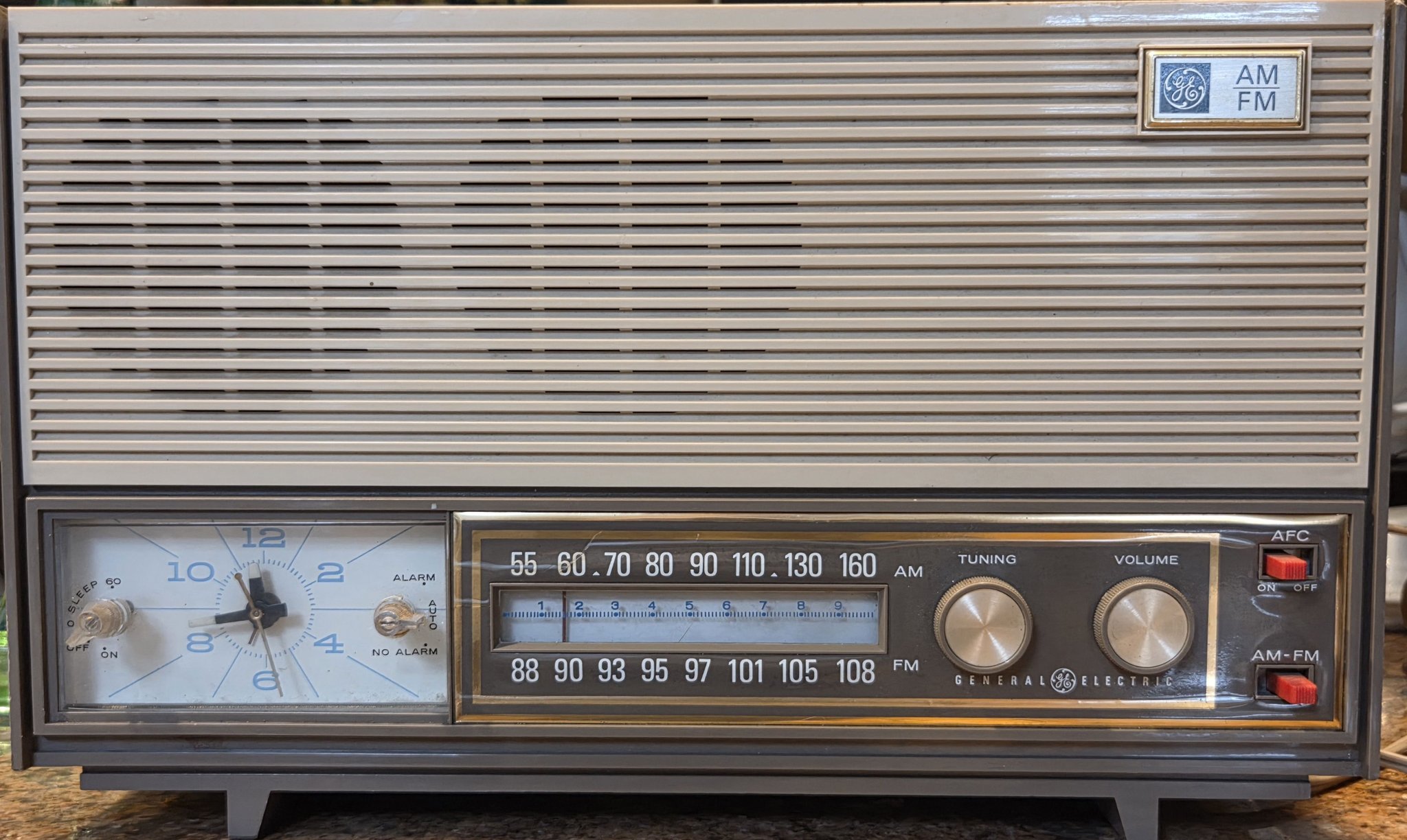 Vintage 1960s General Electric C517 clock radio