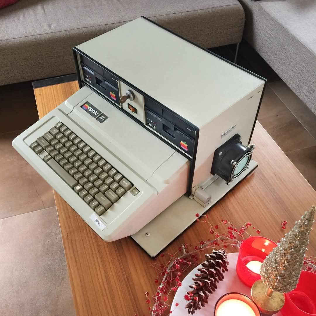 Naked City ボックスセット Vintage Computer Setup with Custom Case and Key Lock