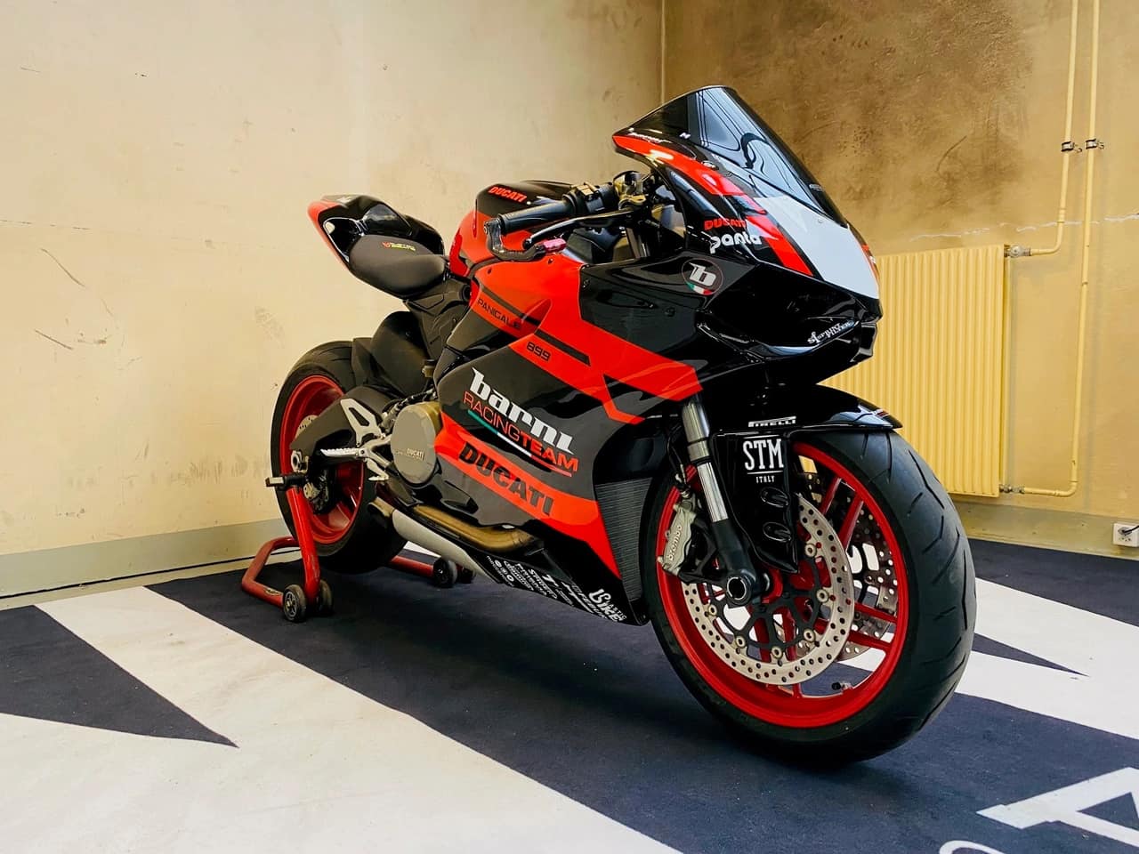 パンダ Hi, I am thinking of purchasing an 899 for a track bike (solely
