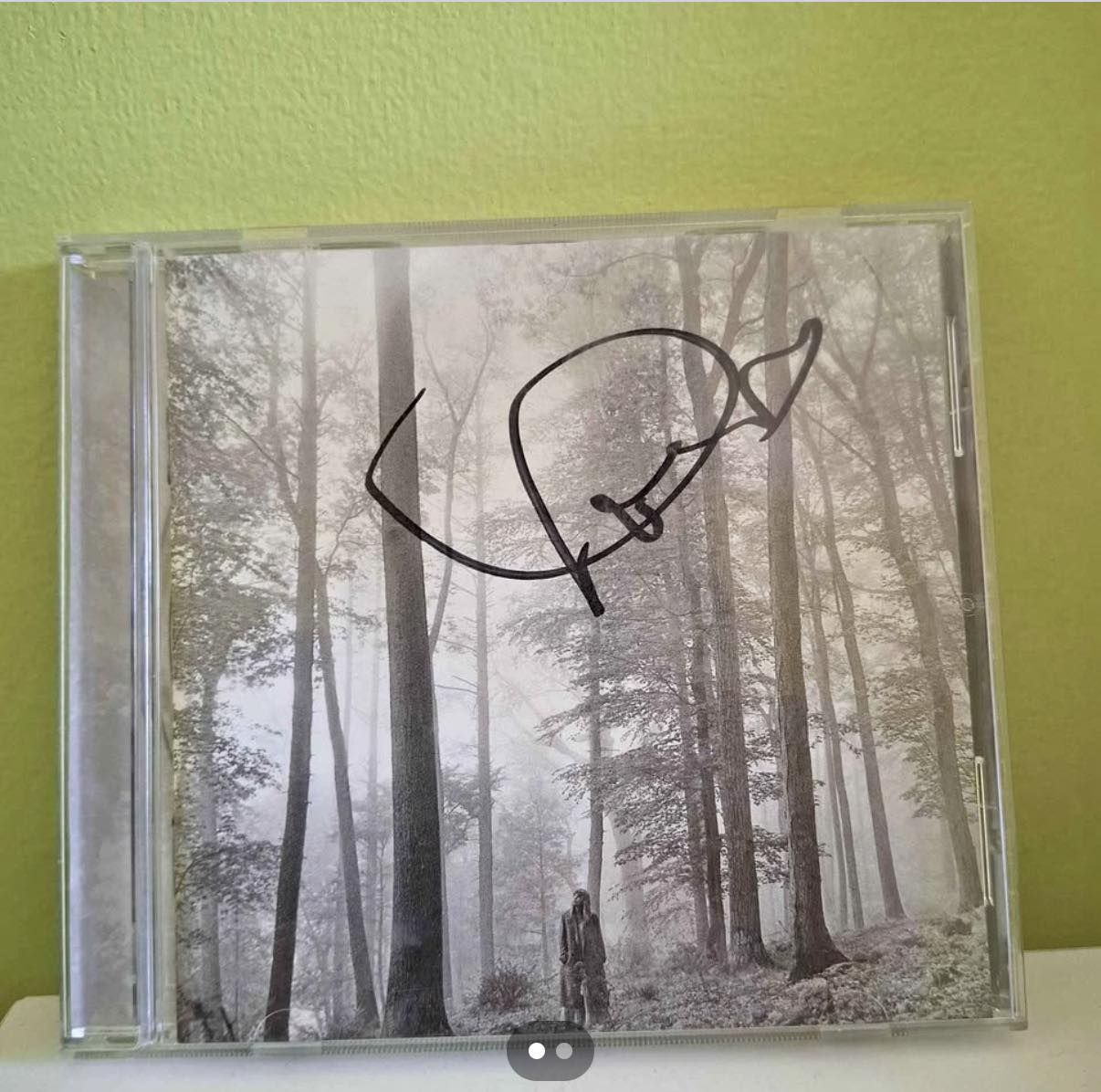 Is this signed Taylor Swift Folklore CD authentic?