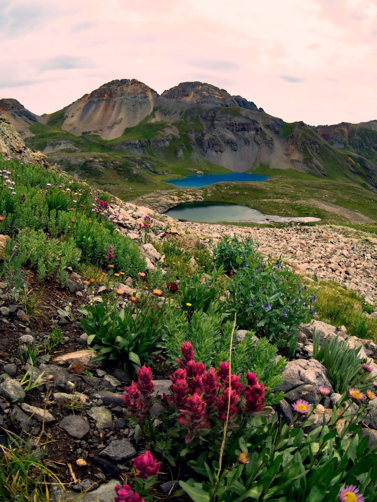 All you need is love and a lake with a mountain view. 😍🏔 The