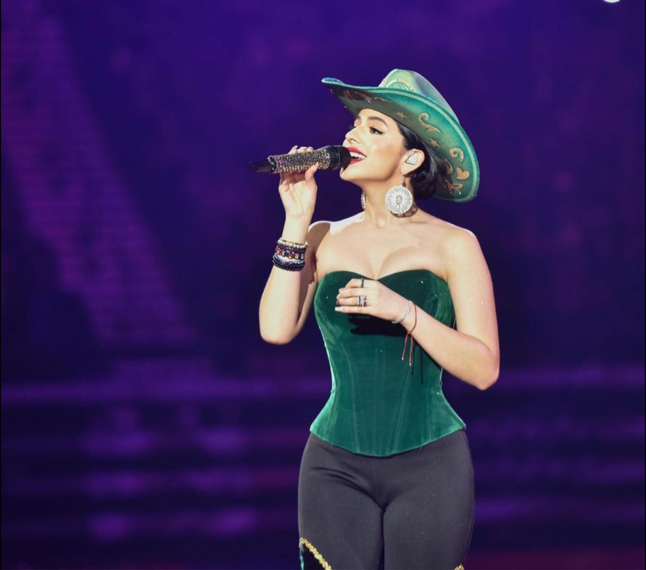 angela aguilar green dress IMPRESIONANTE ✨ 🎤 Ángela inicio con este look su primer show de la gira “Libre corazón”. Un hermoso vestido verde fosforescente con mangas acampanadas. #hada 🧚 #AngelaAguilar #ChristianNodal #PepeAguilar Maximalism