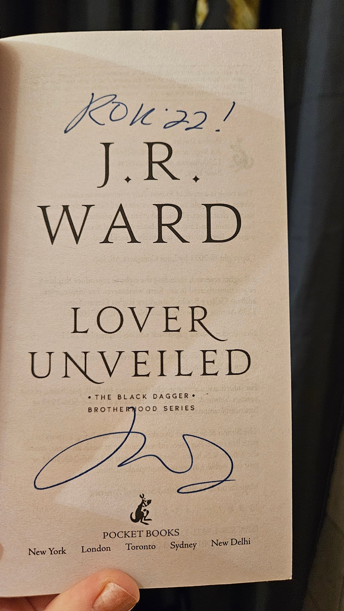 Early arrival of signed Black Dagger Brotherhood book