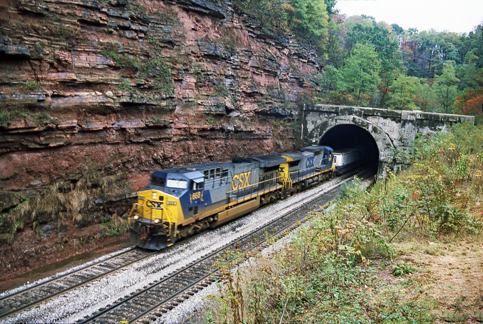CSX railfan group | CSX Train Q135 led by AC60CW 668-C40-9W 9006 exits ...