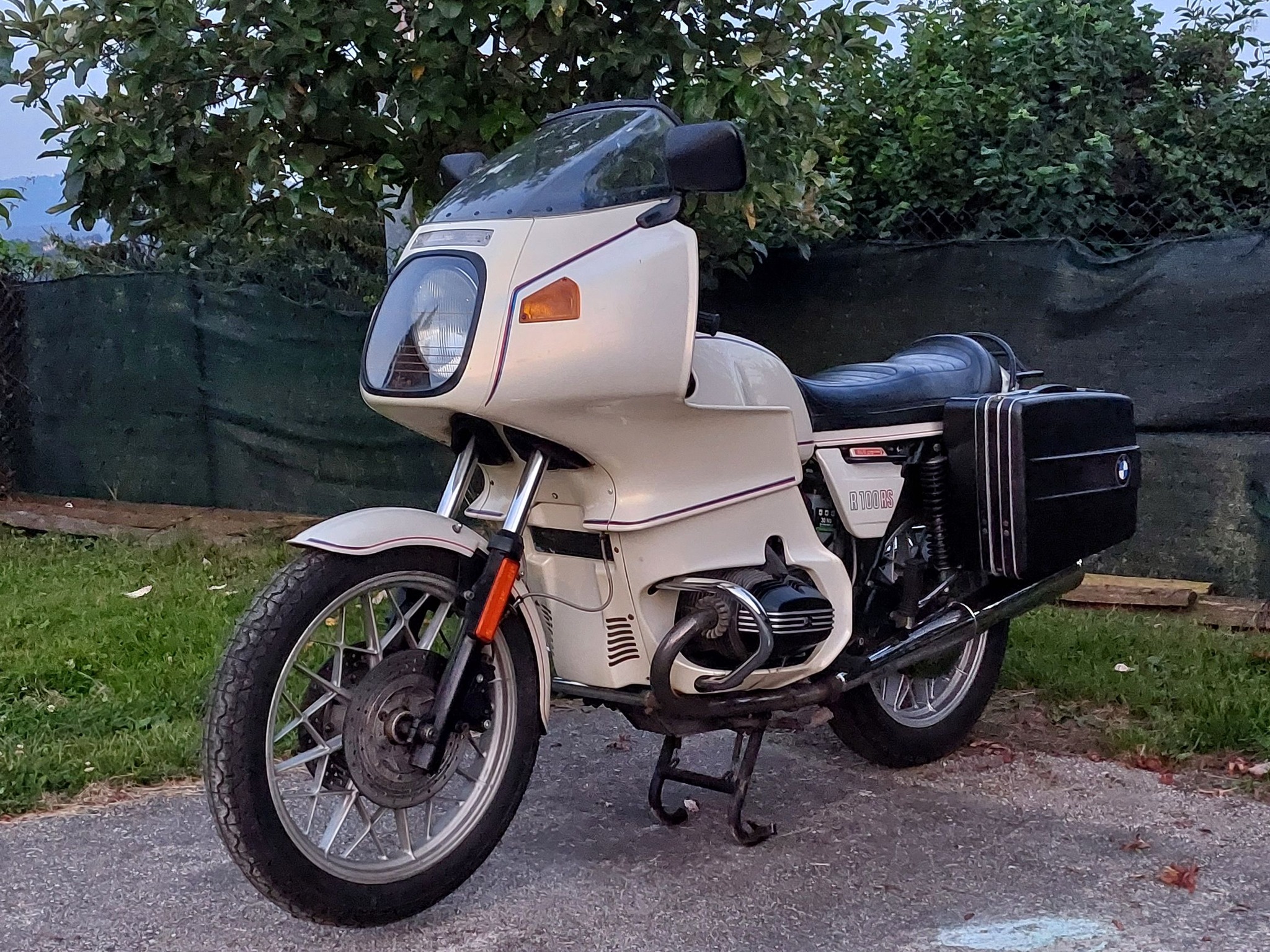 1983 R100RS with pearl white color and motorsport pinstriping