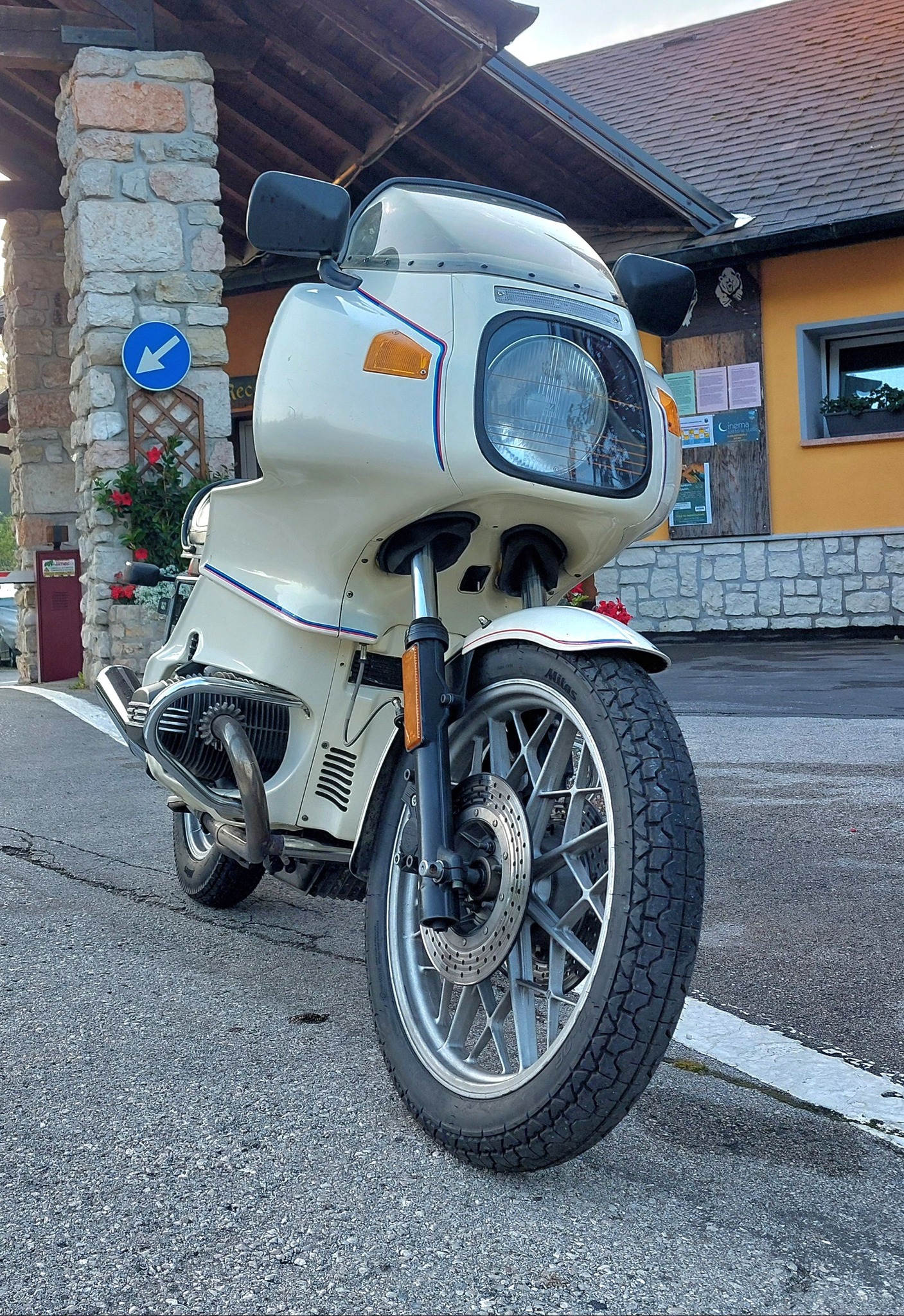 1983 R100RS with pearl white color and motorsport pinstriping