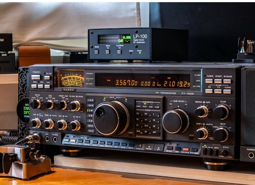 Yaesu FT-102 HF transceiver features and specifications