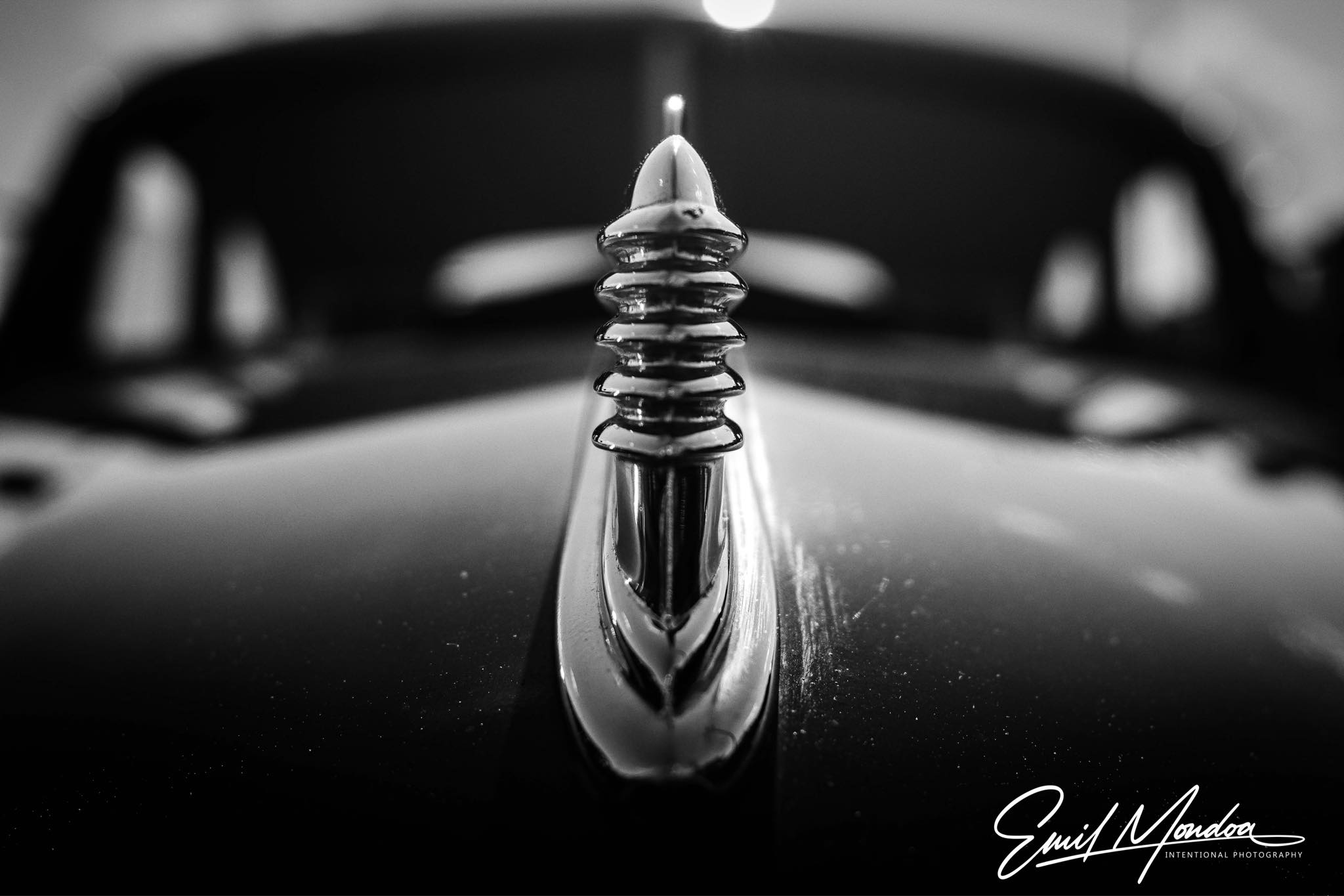 Classic American car hood ornament?