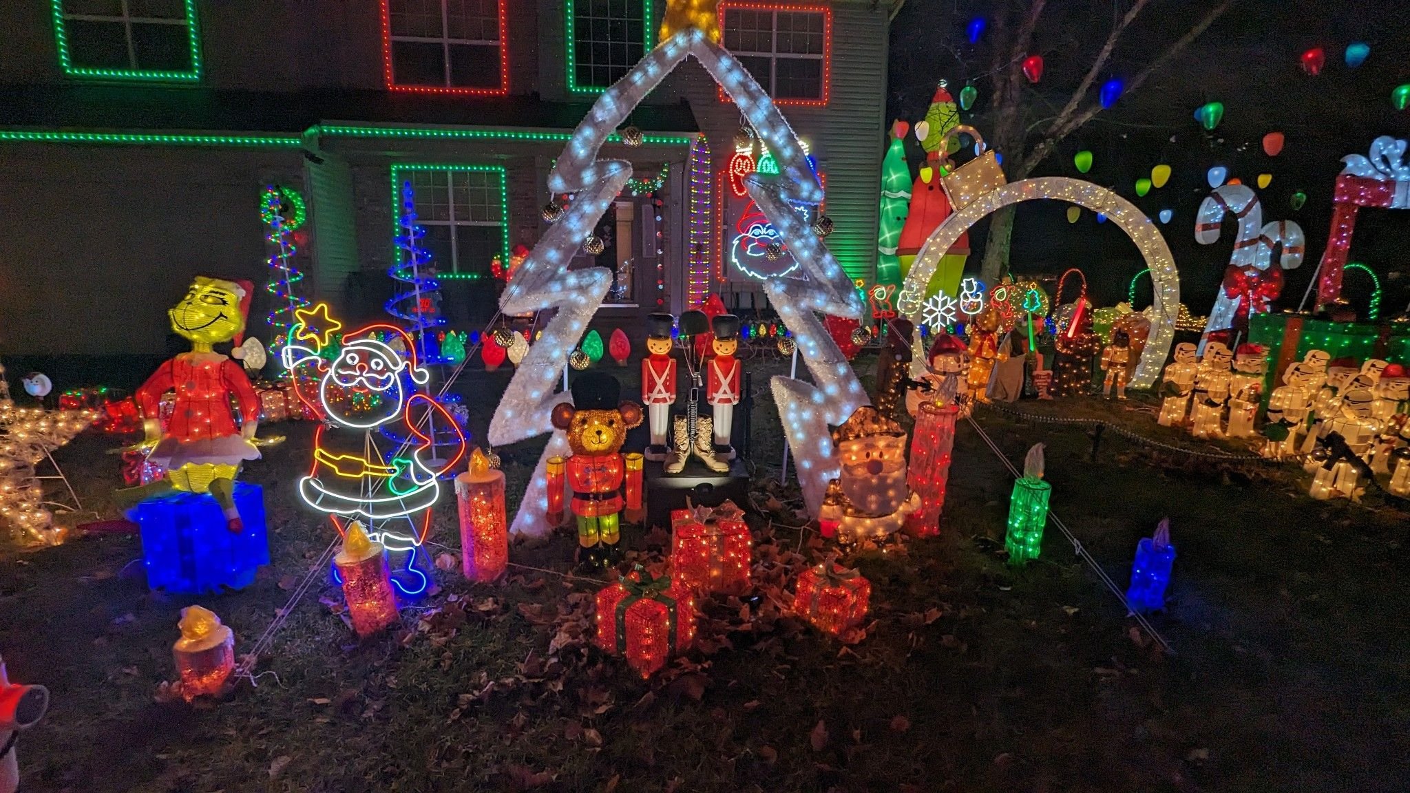 Holiday light show in McHenry starts on Thanksgiving