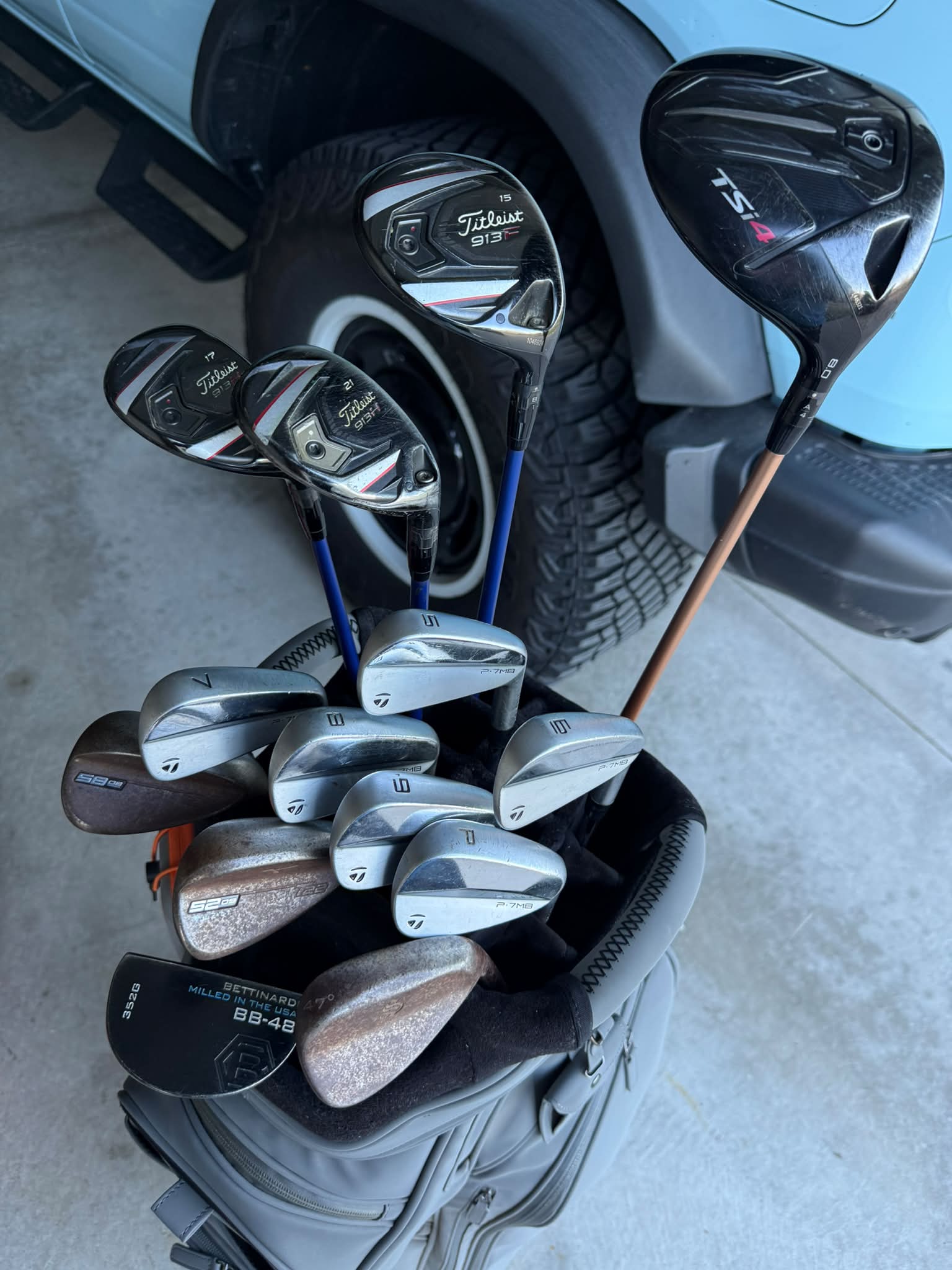 Golf bag setup with Titleist clubs for review