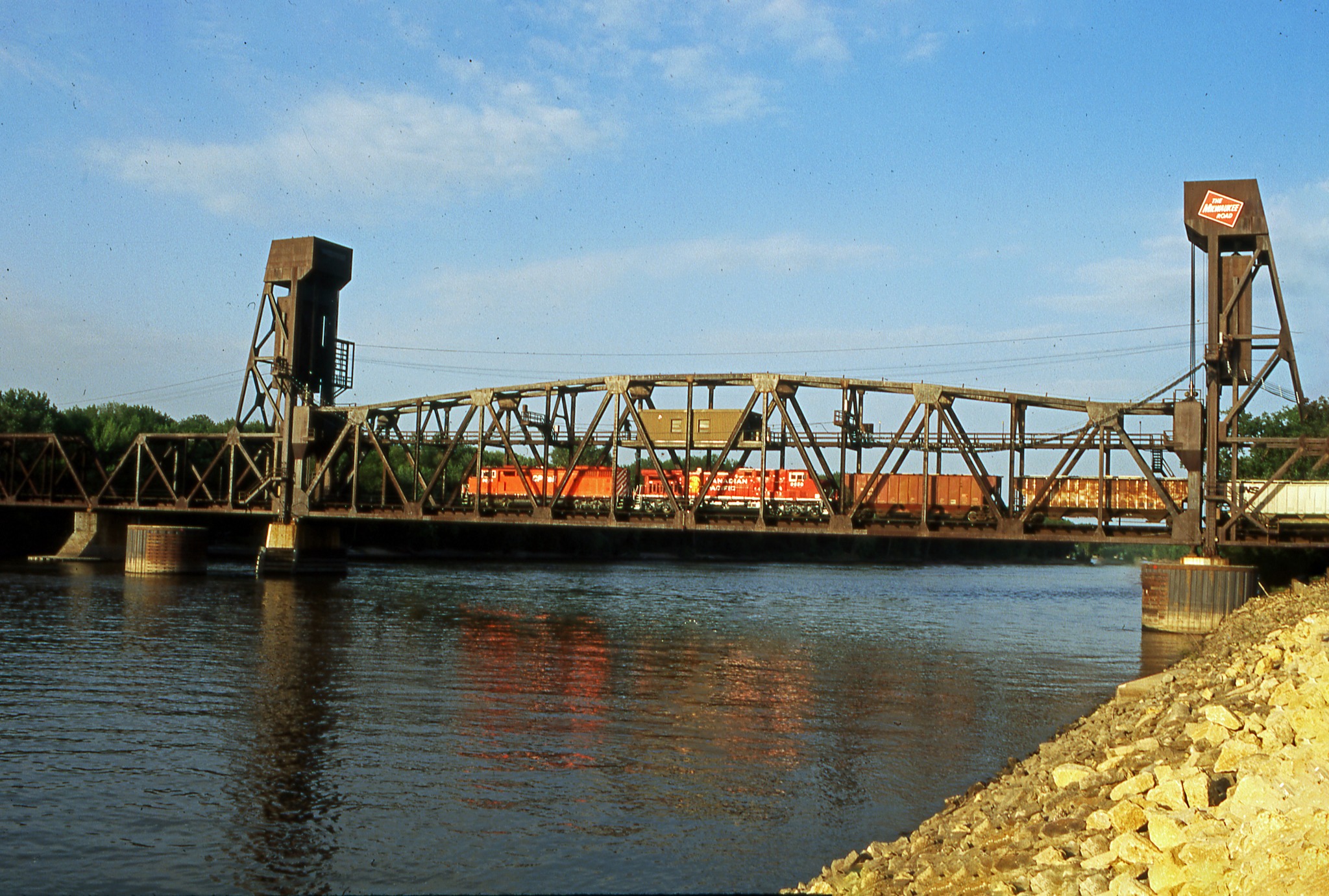 Minnesota Railroads | CP/SOO Line Train 571 led by CP SD40-2F 9024 ...