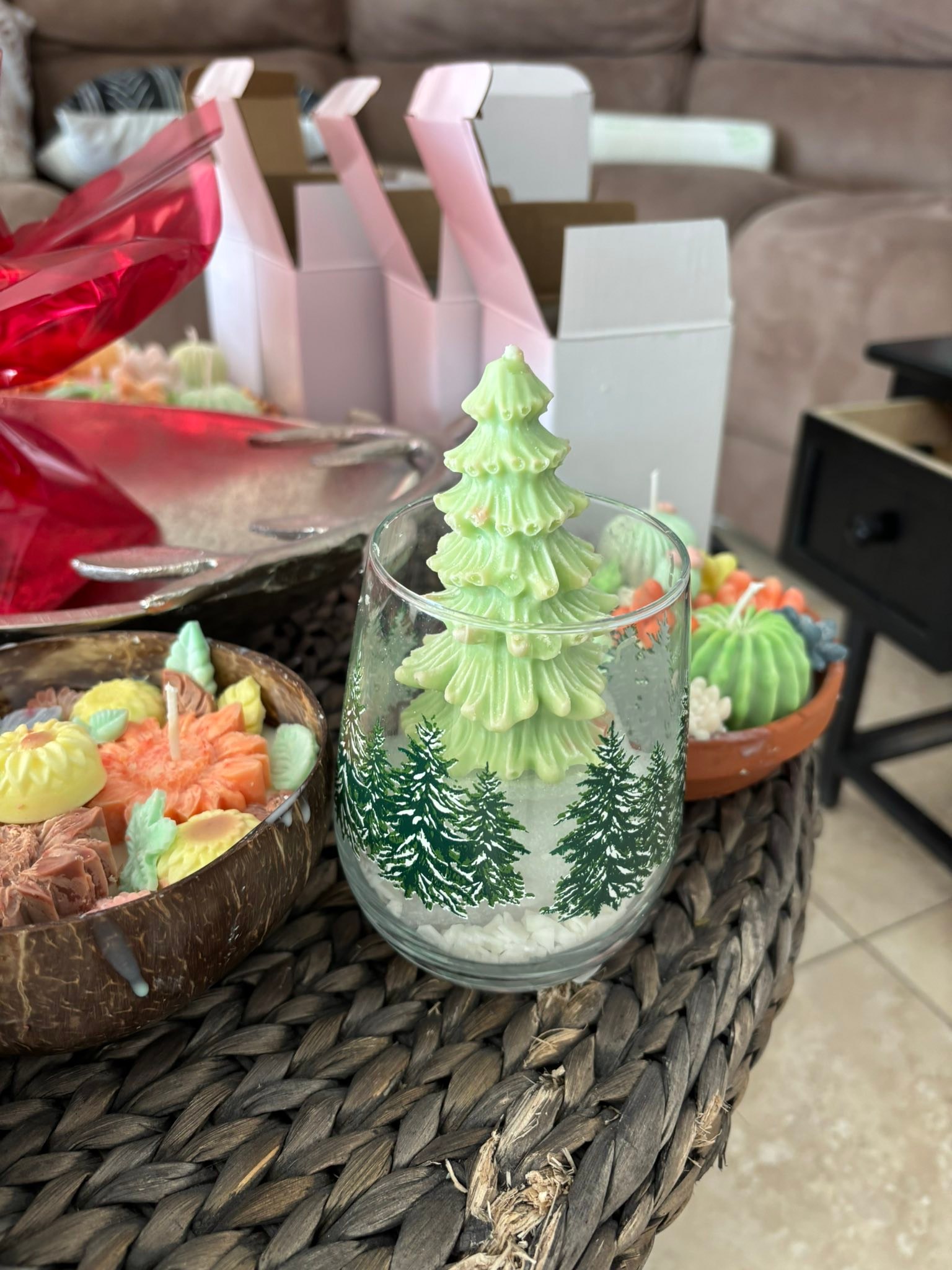 Jen Kowalski Looking for hostess gifts or decor for the... Facebook