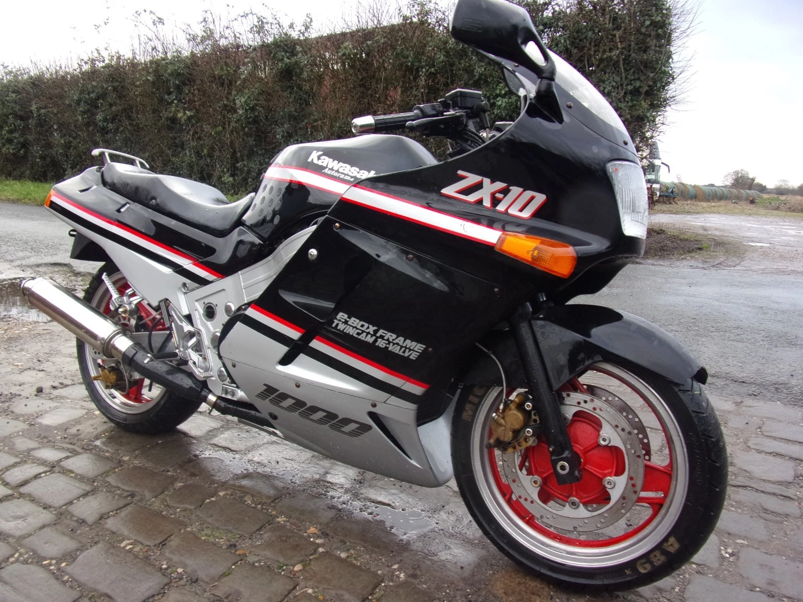 The seller is offering a classic 1989 Kawasaki ZX-10 B1 Superbike