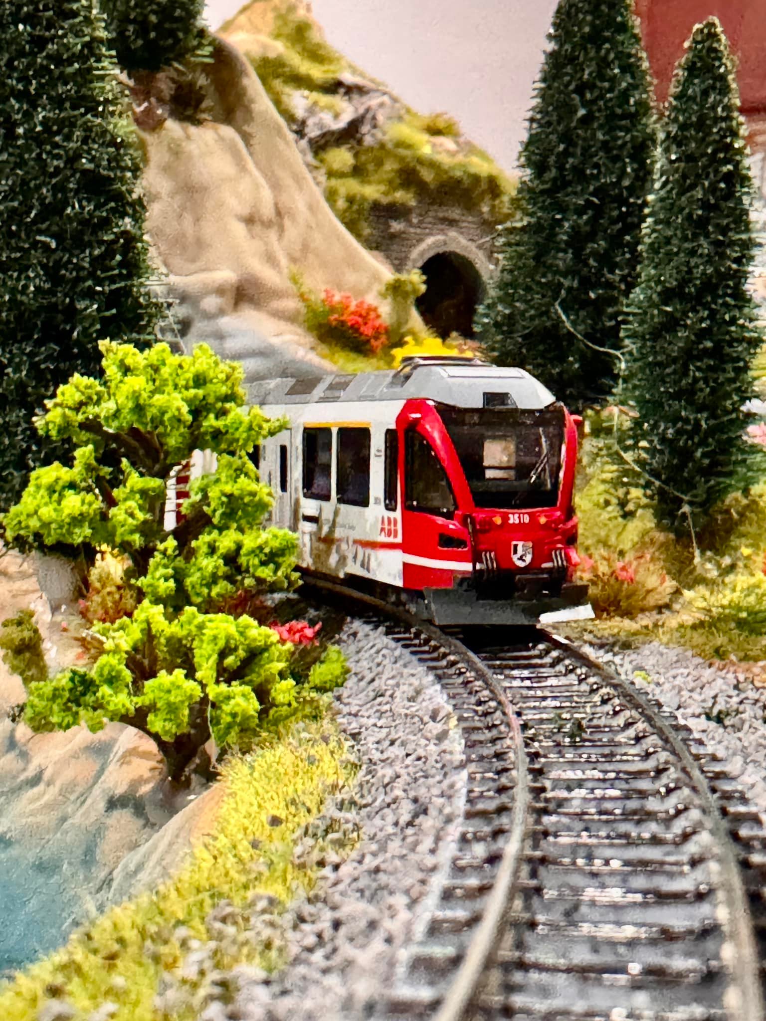 Kato RHB in Abb White Livery