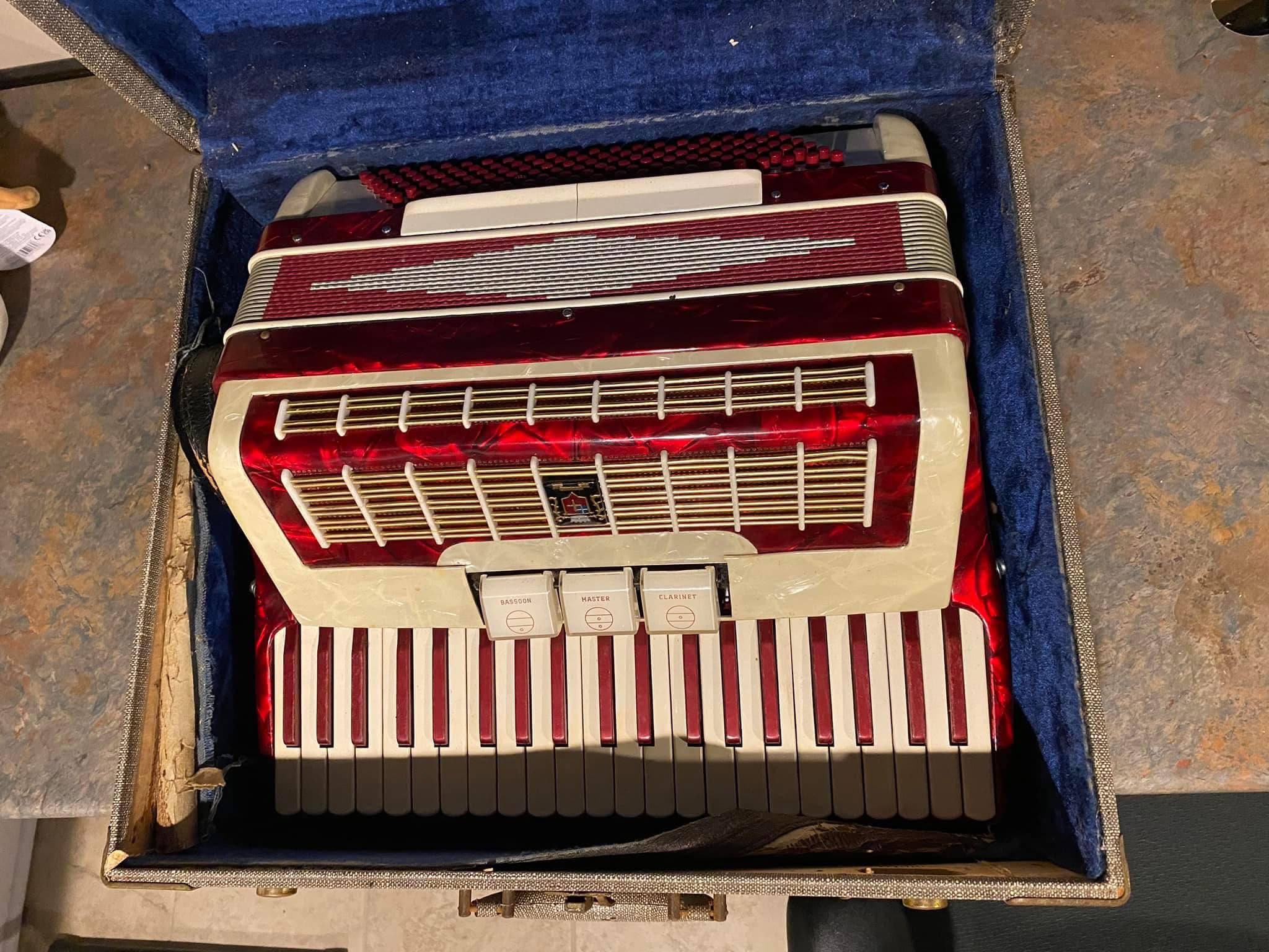 Hi! I'm considering buying an old Camerano accordion I found
