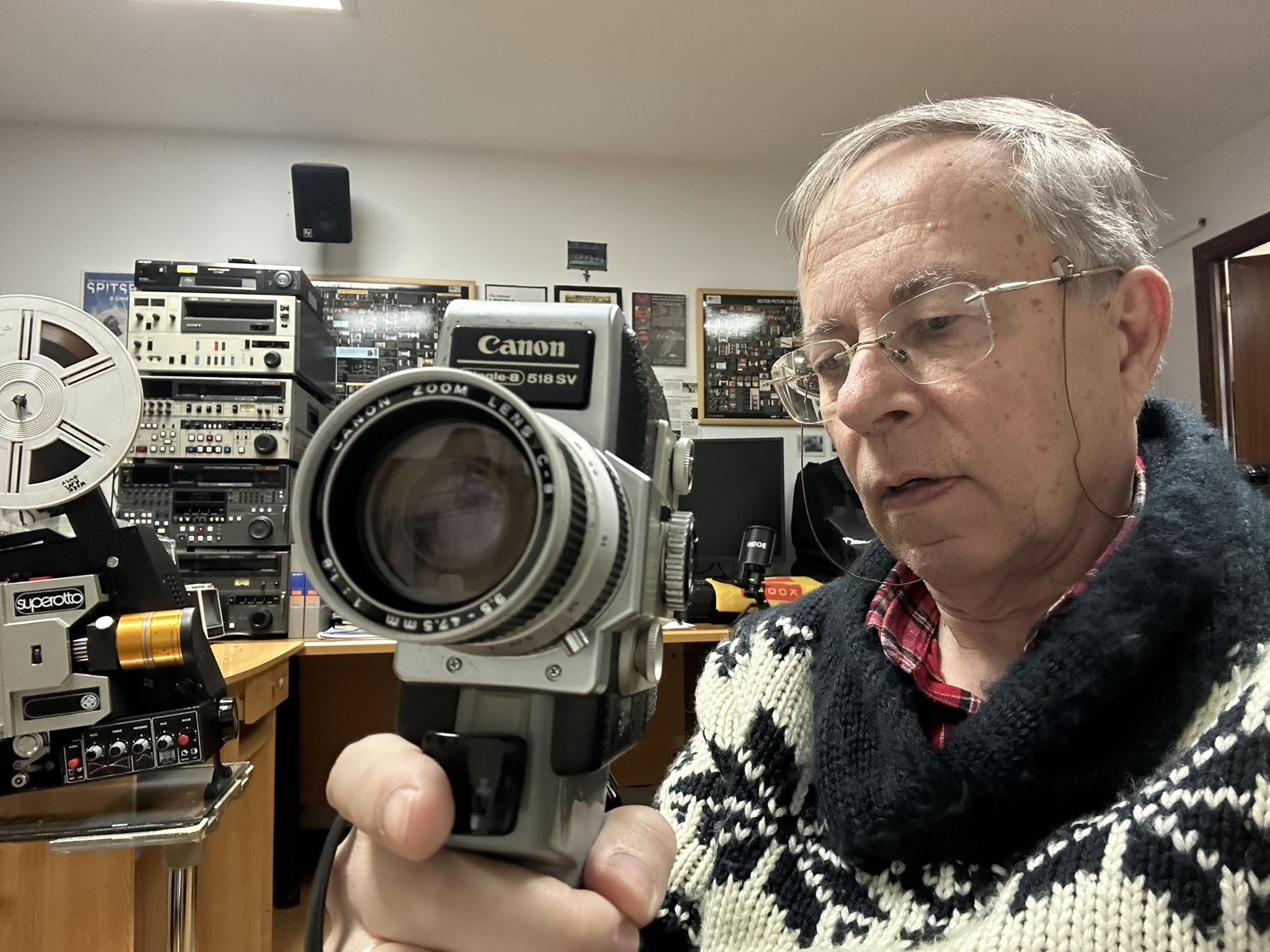How to use the film chamber on a Canon Single 8 518 SV camera?