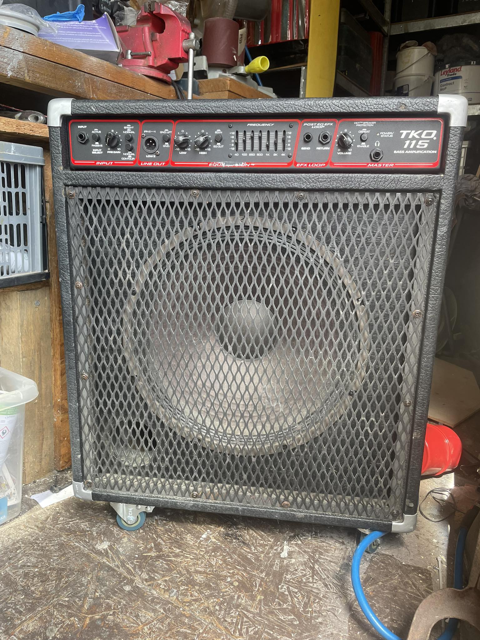 Peavey TKO 115 bass amp update with casters