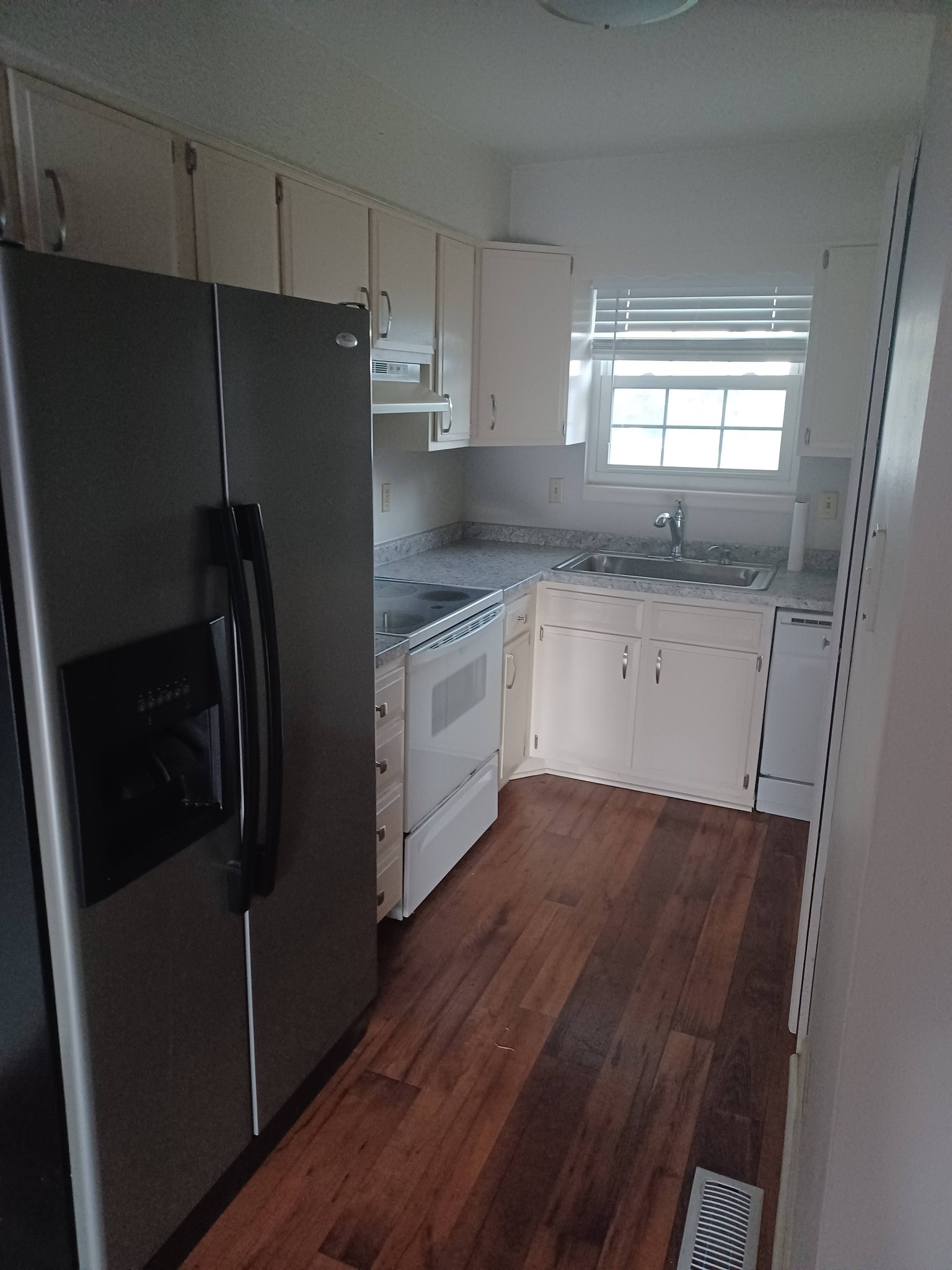 2 bedroom townhouse with basement for rent in Kansas City, MO