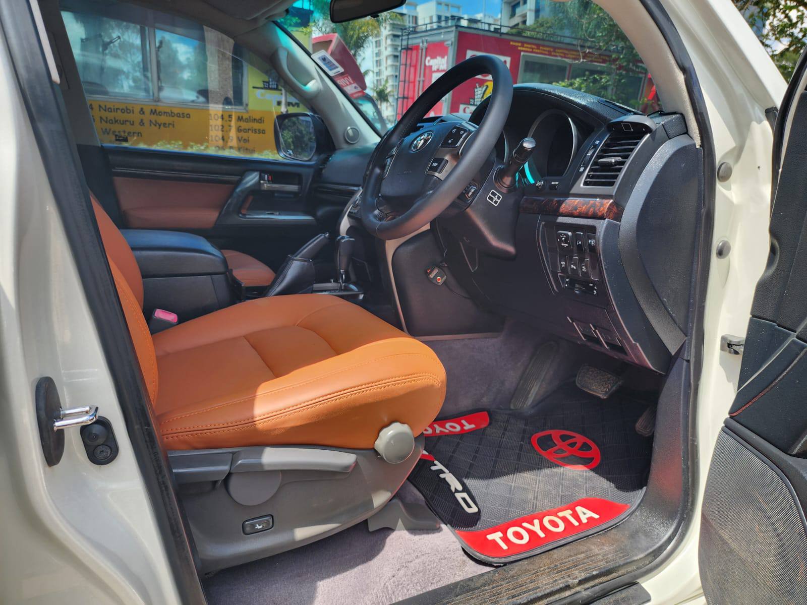 𝐓𝐎𝐘𝐎𝐓𝐀 𝐋𝐀𝐍𝐃𝐂𝐑𝐔𝐈𝐒𝐄𝐑 V8 𝐙𝐗 LC200 𝐅𝐄𝐀𝐓𝐔𝐑𝐄𝐒