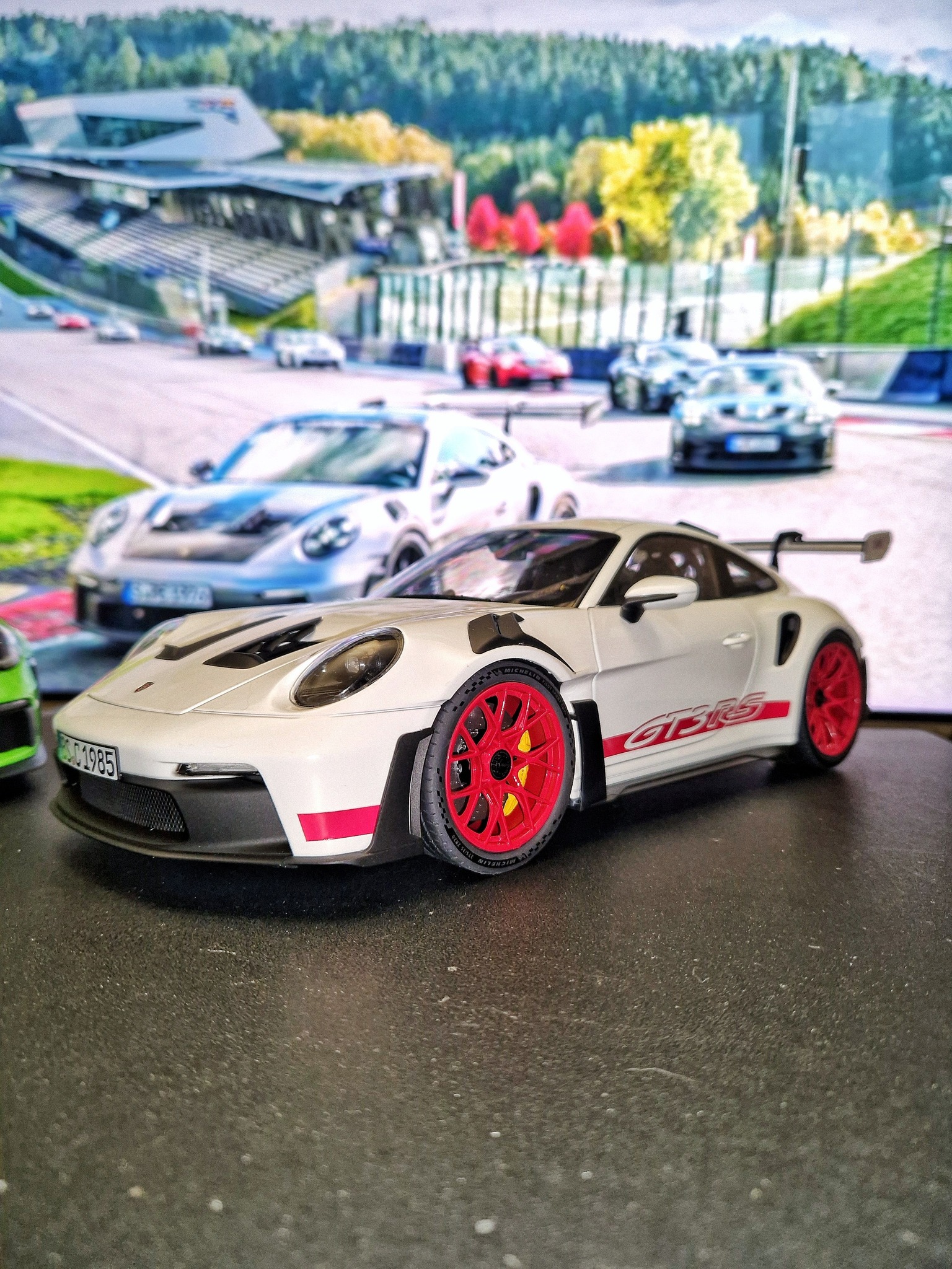 PORSCHE 911 992 Gt3 Rs Coupe 2022 Orange Rims Minichamps 1/18 EUR 207