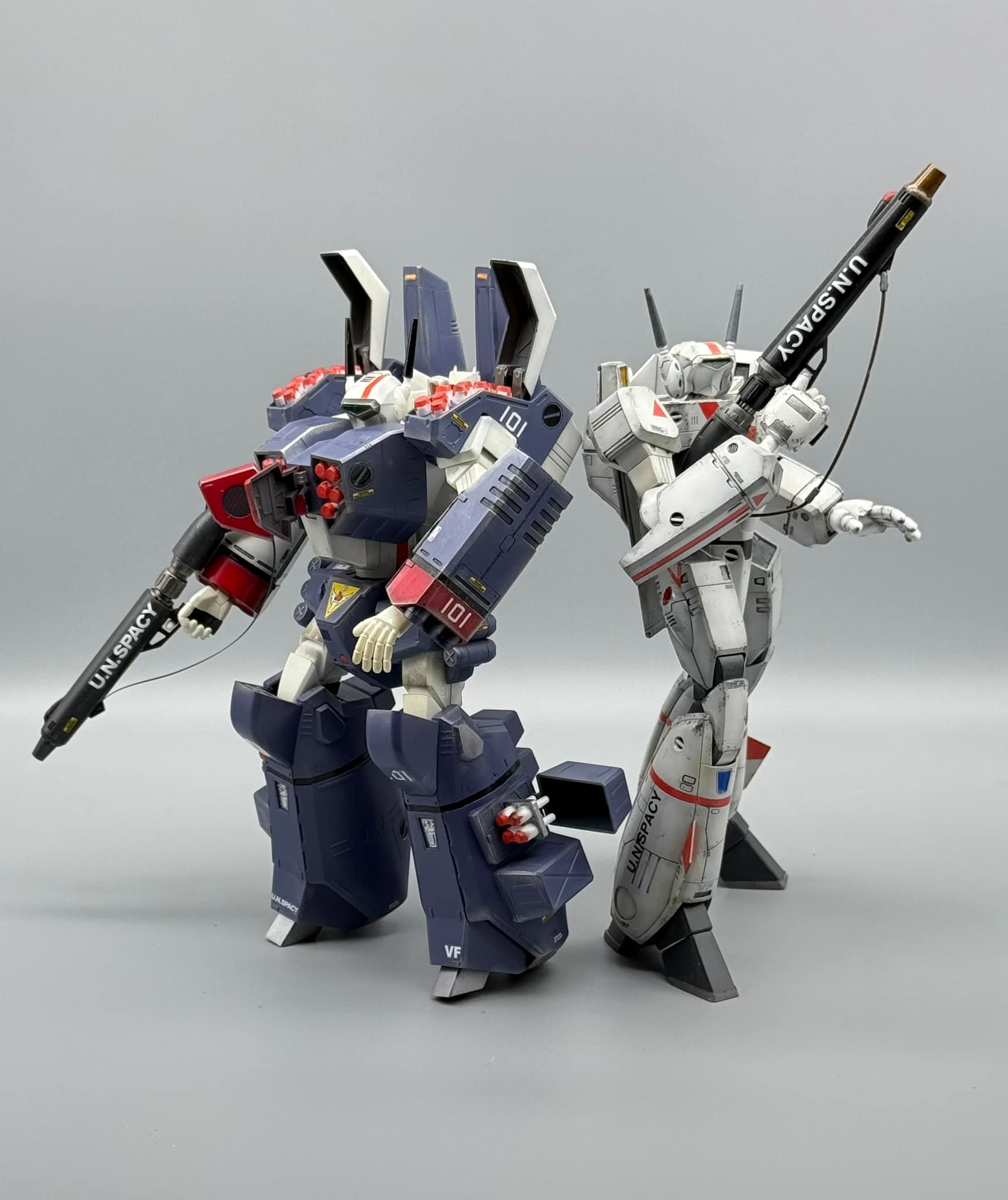 VF-1J with and without the armor