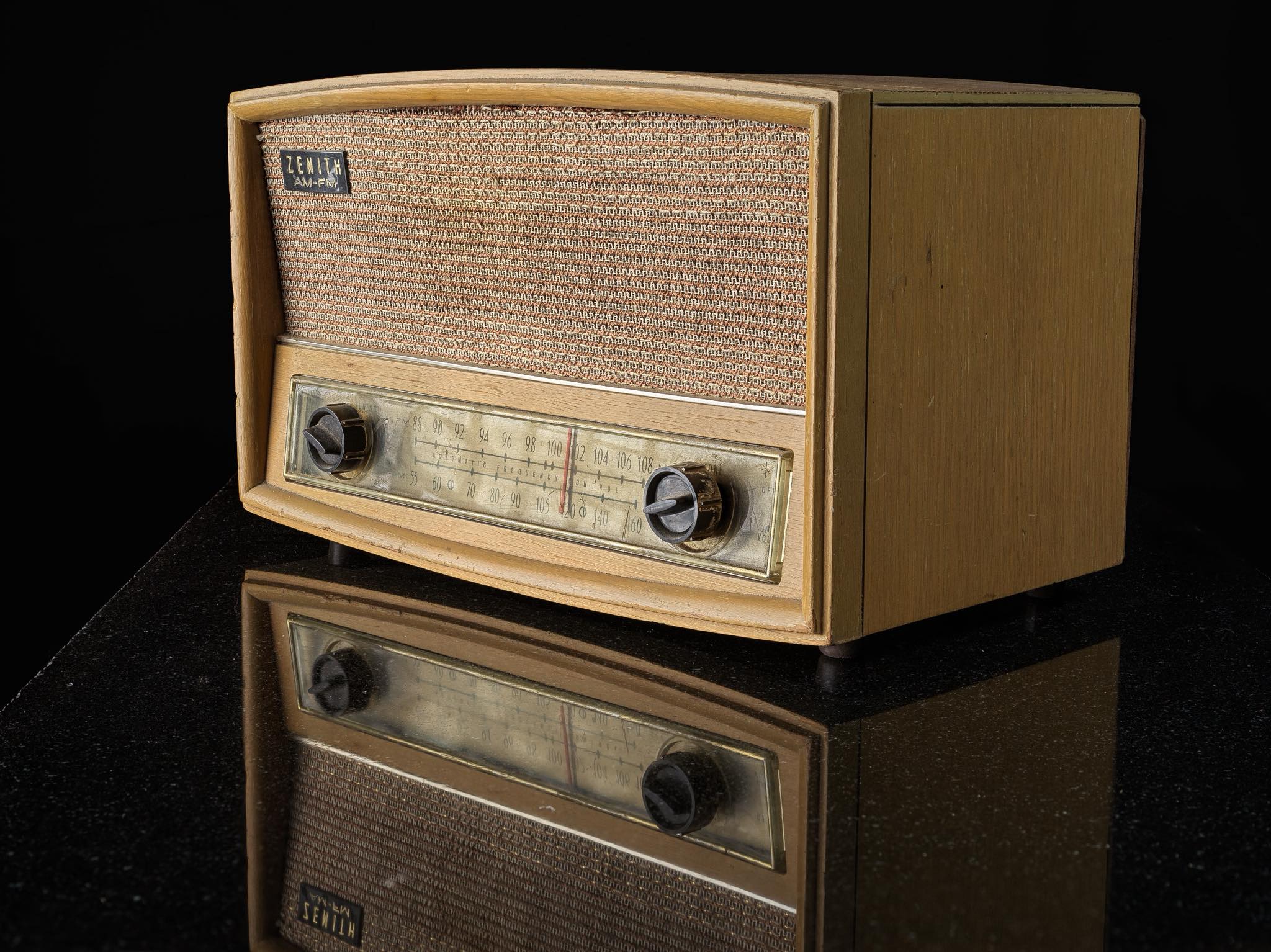 Zenith Model X375 tube AM clock radio