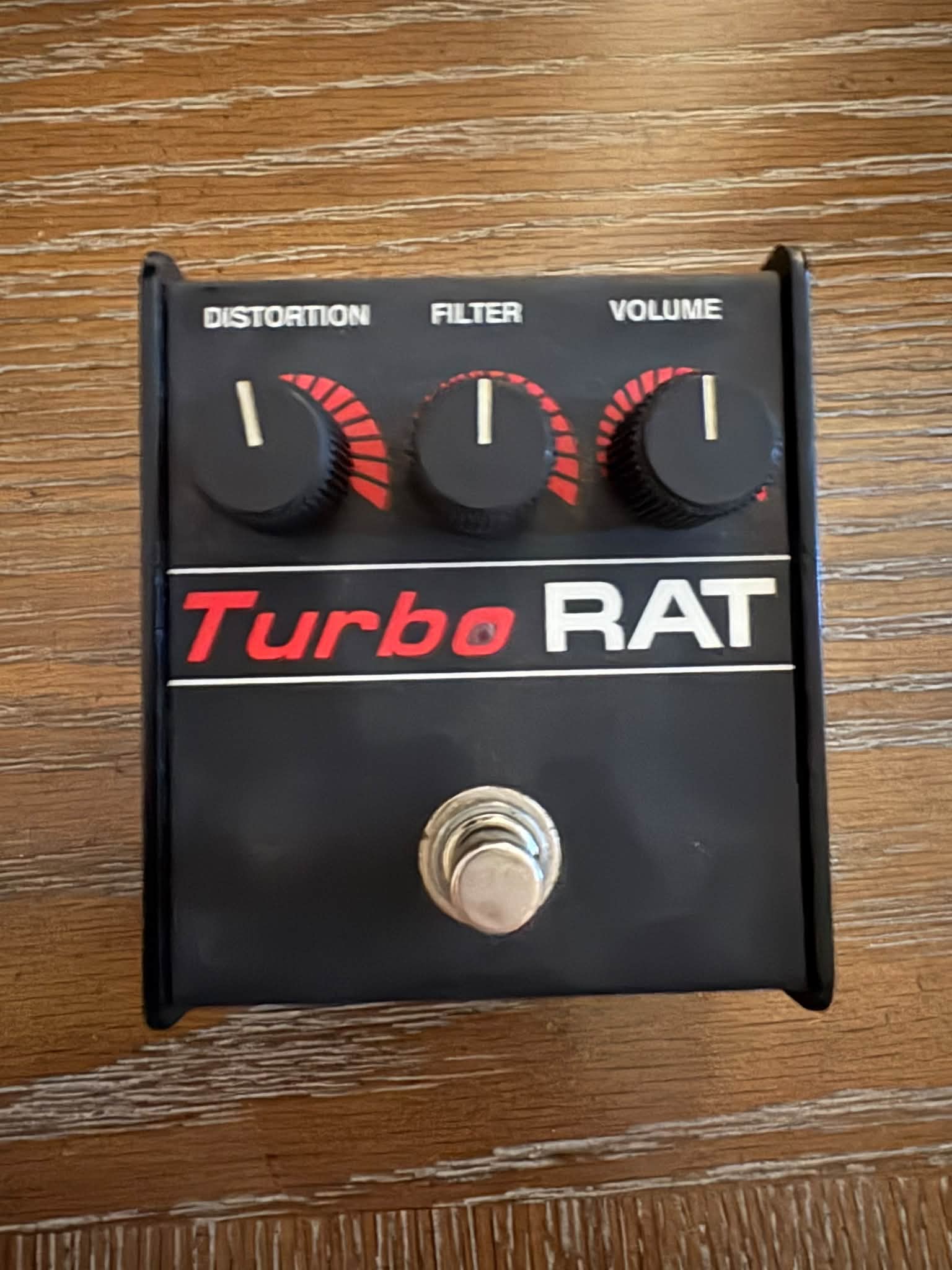 Who signed the 1990 Turbo RAT pedal with LM308N chip?