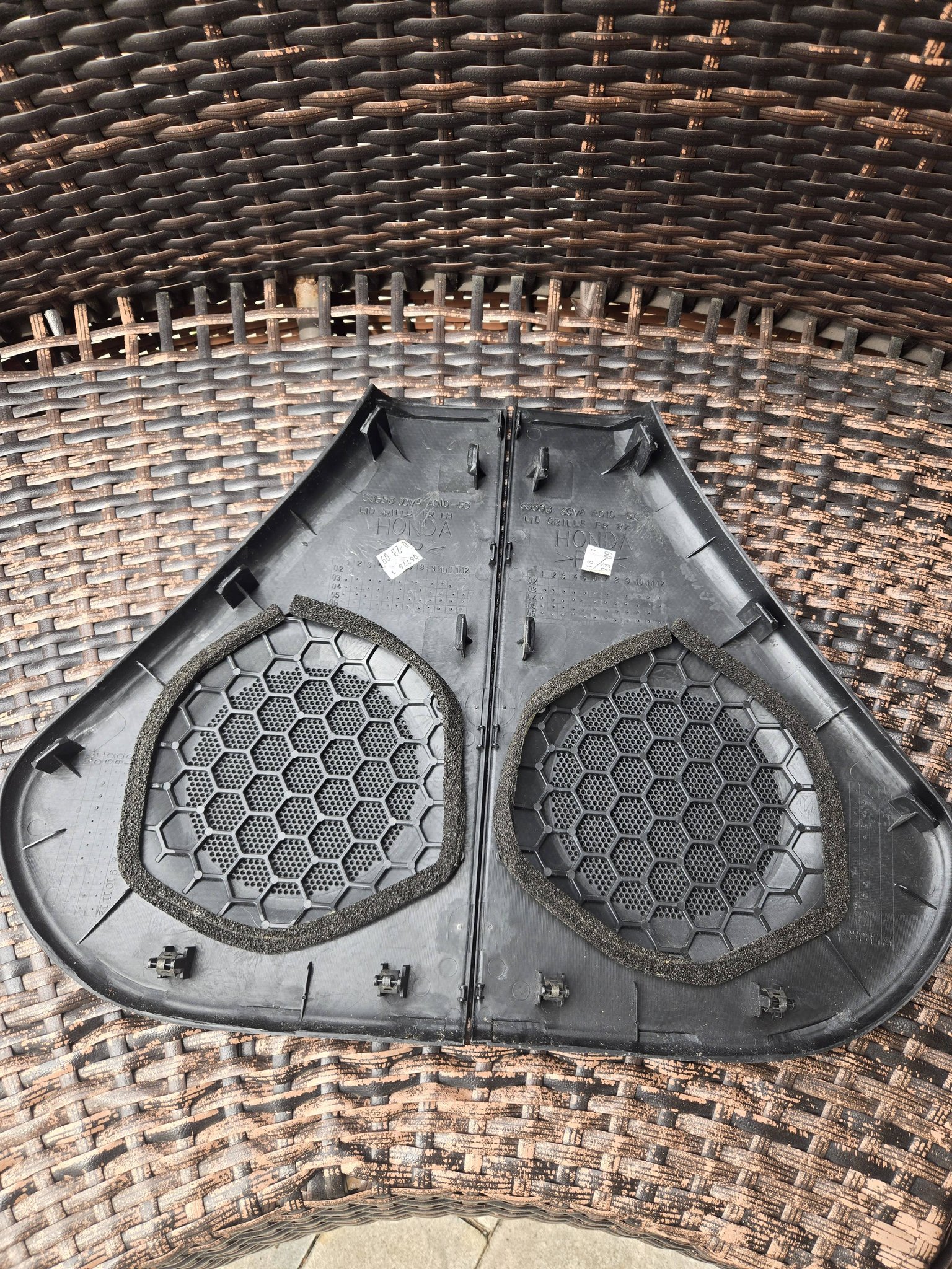 Used OEM Center Radio Bezel & Heater Control Panel – Fits 2003-2006 Honda Element
