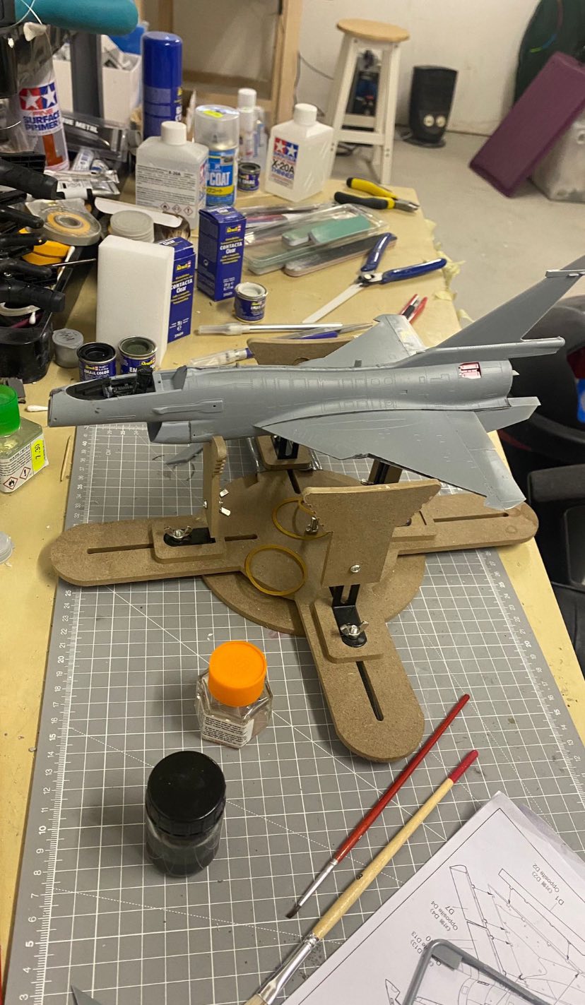 identify aircraft in scale model kit