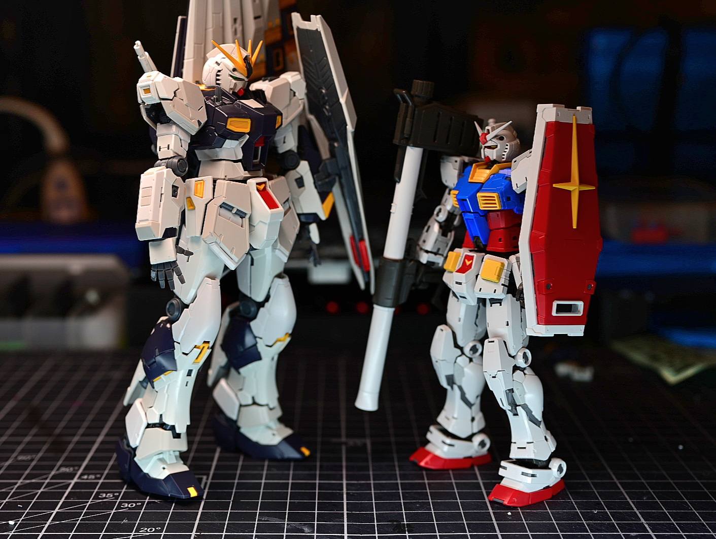 RG RX-93v is very tall ! MG Dom is not much taller