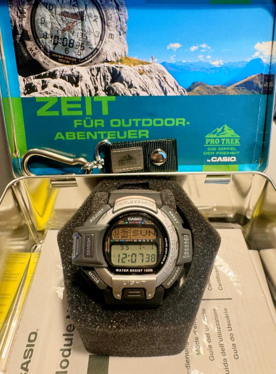CASIO Pro Trek PRT-60 was released in 1995, included an altimeter 